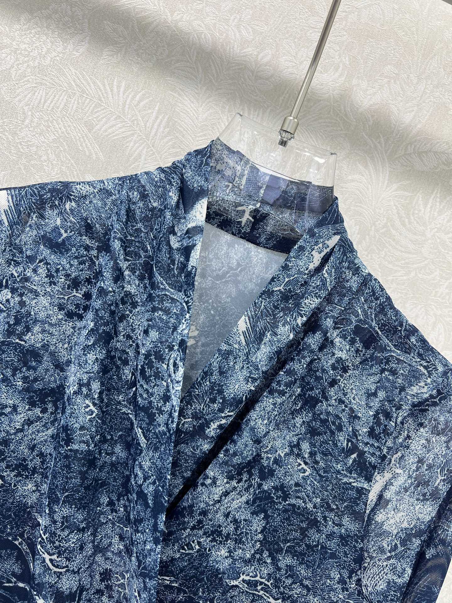 🔥🔥 DIO*迪/奥 25早秋新款D家丛林动物V领打底上衣 高级大气  柔软弹力很舒服 满满的穿搭高级感