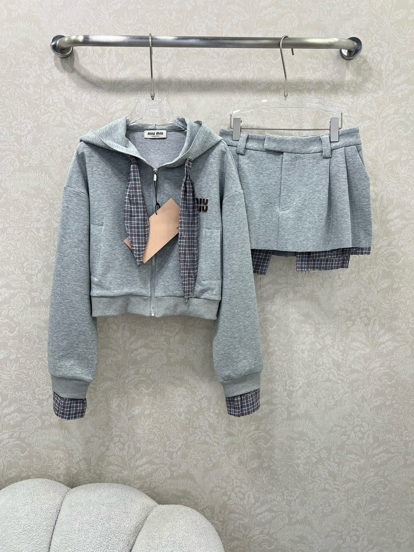 短裙细节🔥🔥miumi*25新款气质假两件设计拼色卫衣套装！复古风甜妹减龄运动少女连帽外套搭配超短半裙一