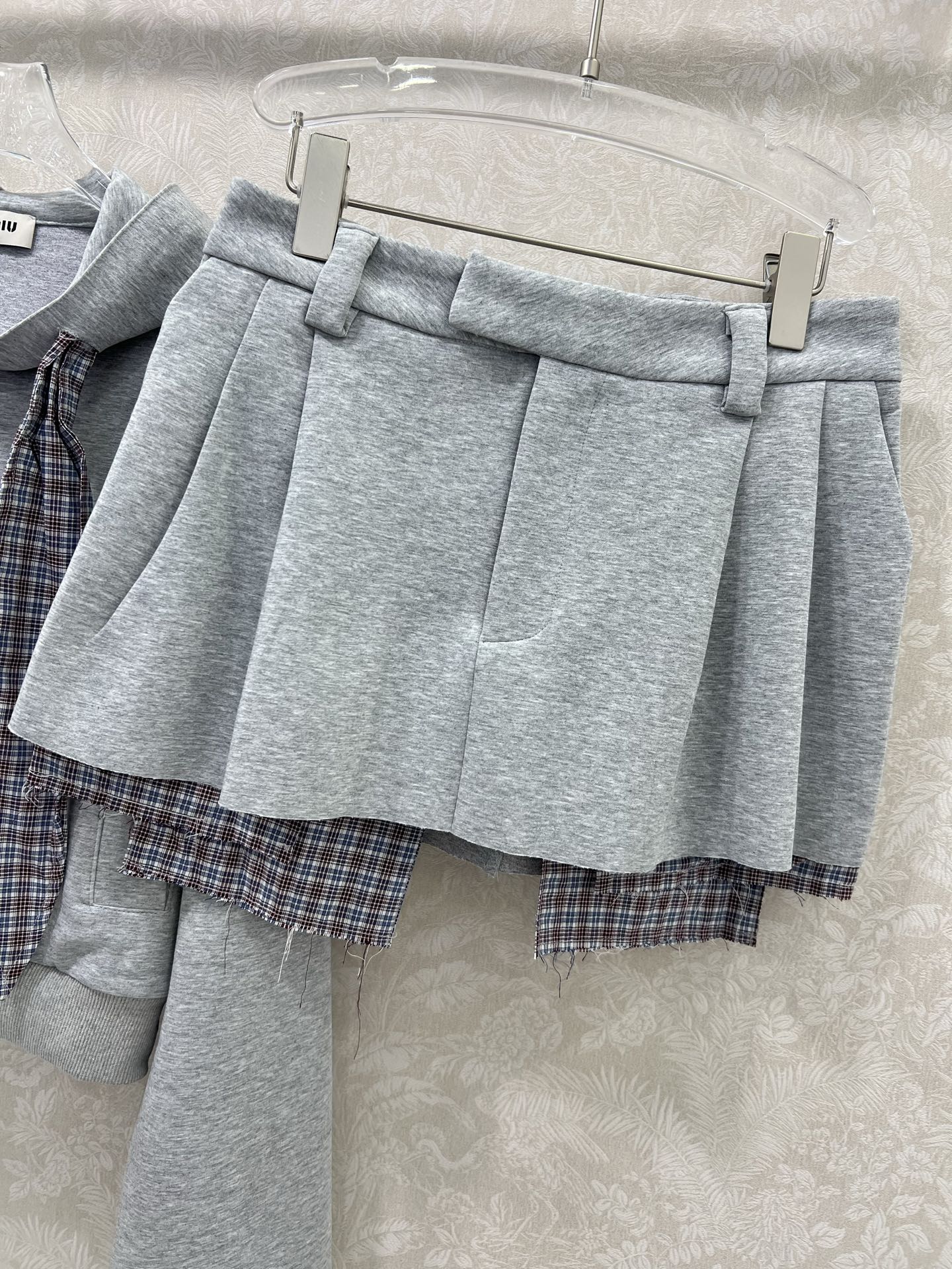 短裙细节🔥🔥miumi*25新款气质假两件设计拼色卫衣套装！复古风甜妹减龄运动少女连帽外套搭配超短半裙一