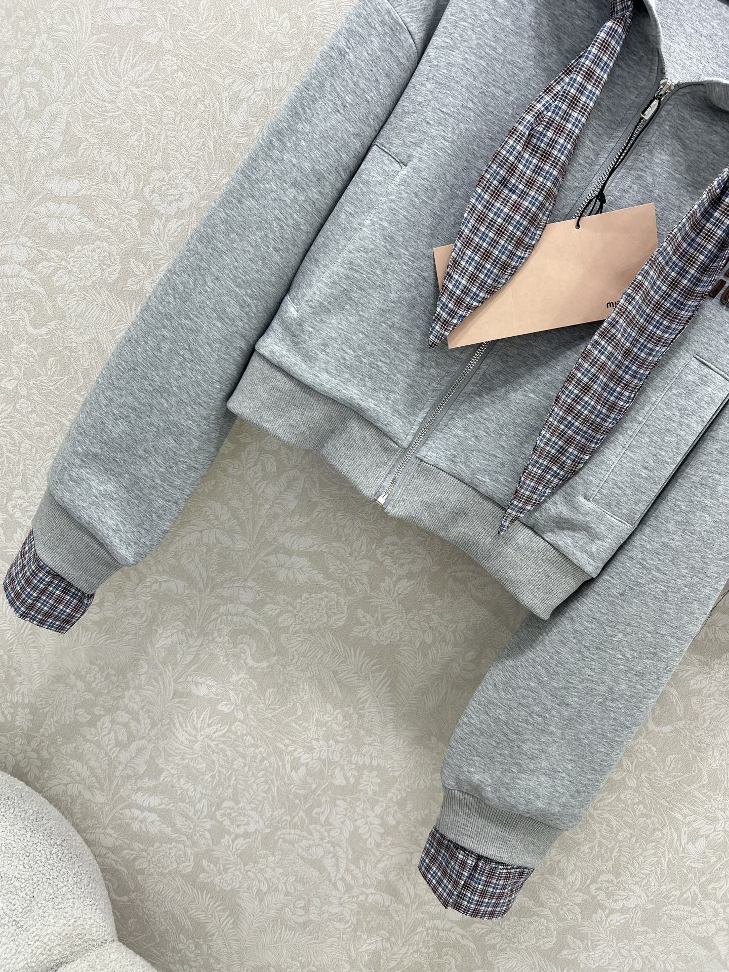 🔥🔥miumi*25新款气质假两件设计拼色卫衣套装！复古风甜妹减龄运动少女连帽外套搭配超短半裙一套上身绝