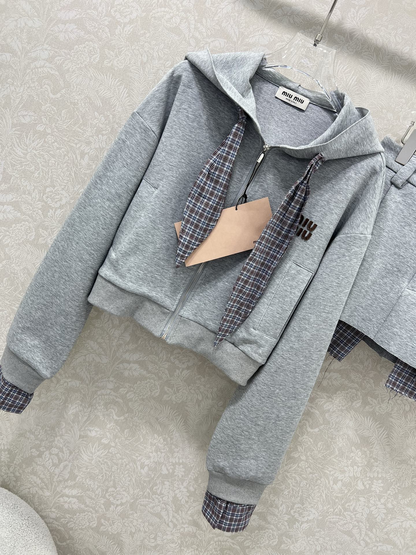 🔥🔥miumi*25新款气质假两件设计拼色卫衣套装！复古风甜妹减龄运动少女连帽外套搭配超短半裙一套上身绝