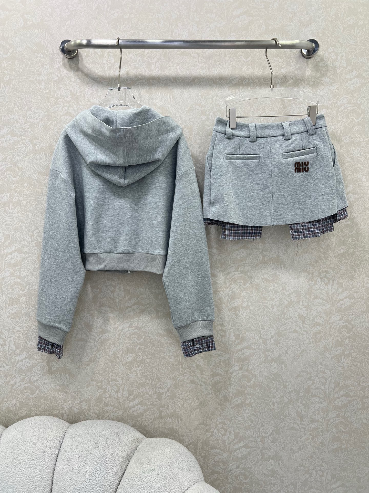 短裙细节🔥🔥miumi*25新款气质假两件设计拼色卫衣套装！复古风甜妹减龄运动少女连帽外套搭配超短半裙一