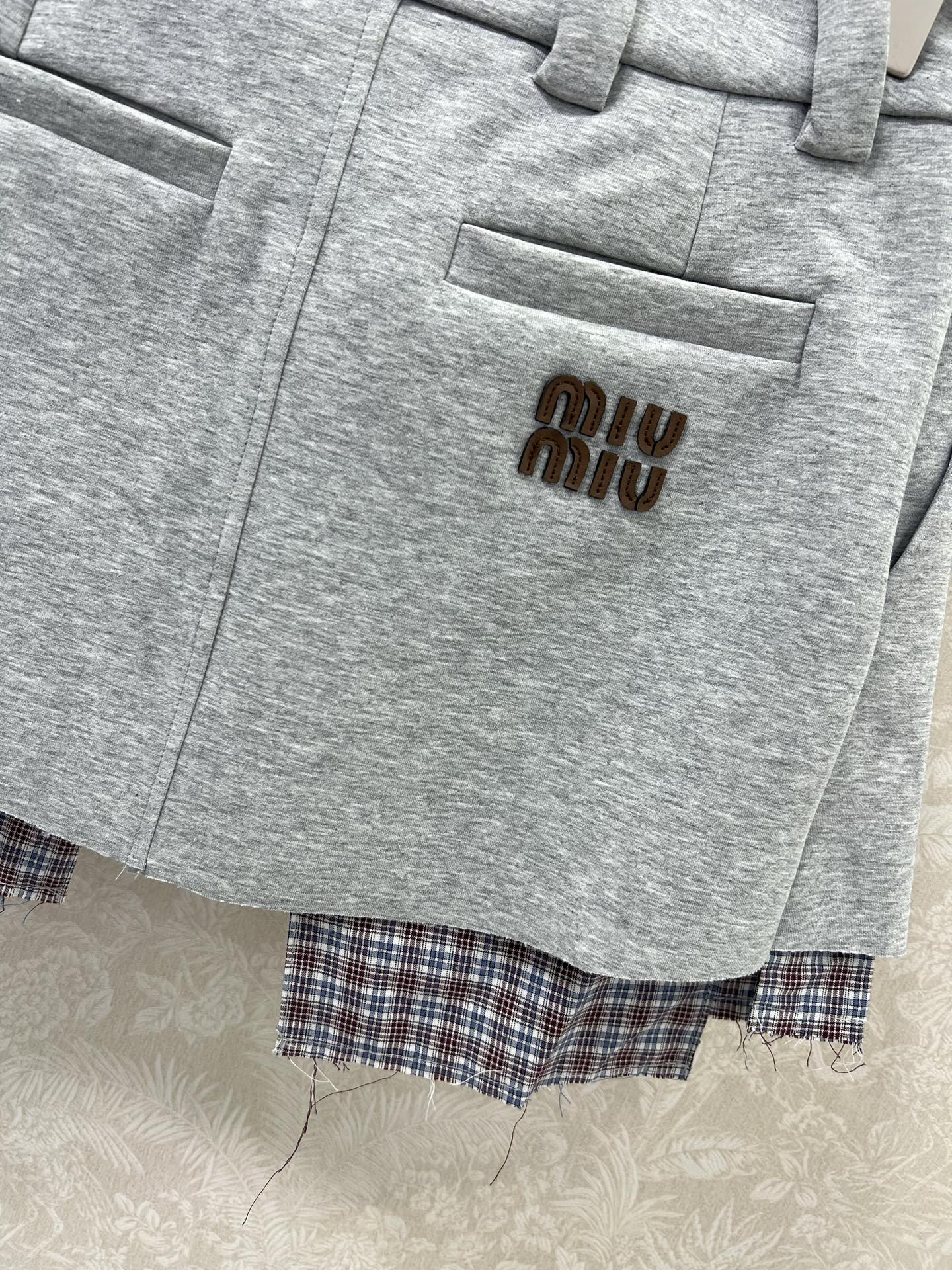 短裙细节🔥🔥miumi*25新款气质假两件设计拼色卫衣套装！复古风甜妹减龄运动少女连帽外套搭配超短半裙一