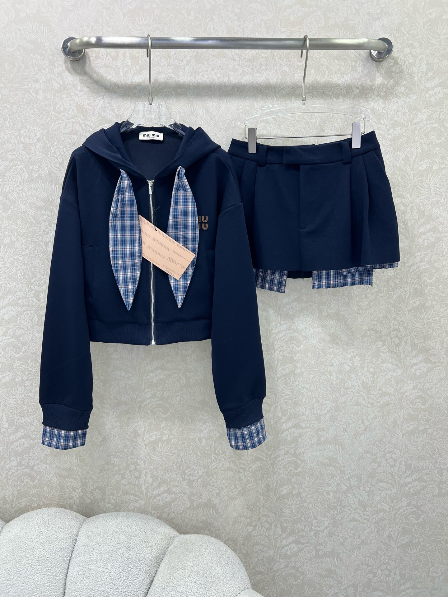 🔥🔥miumi*25新款气质假两件设计拼色卫衣套装！复古风甜妹减龄运动少女连帽外套搭配超短半裙一套上身绝