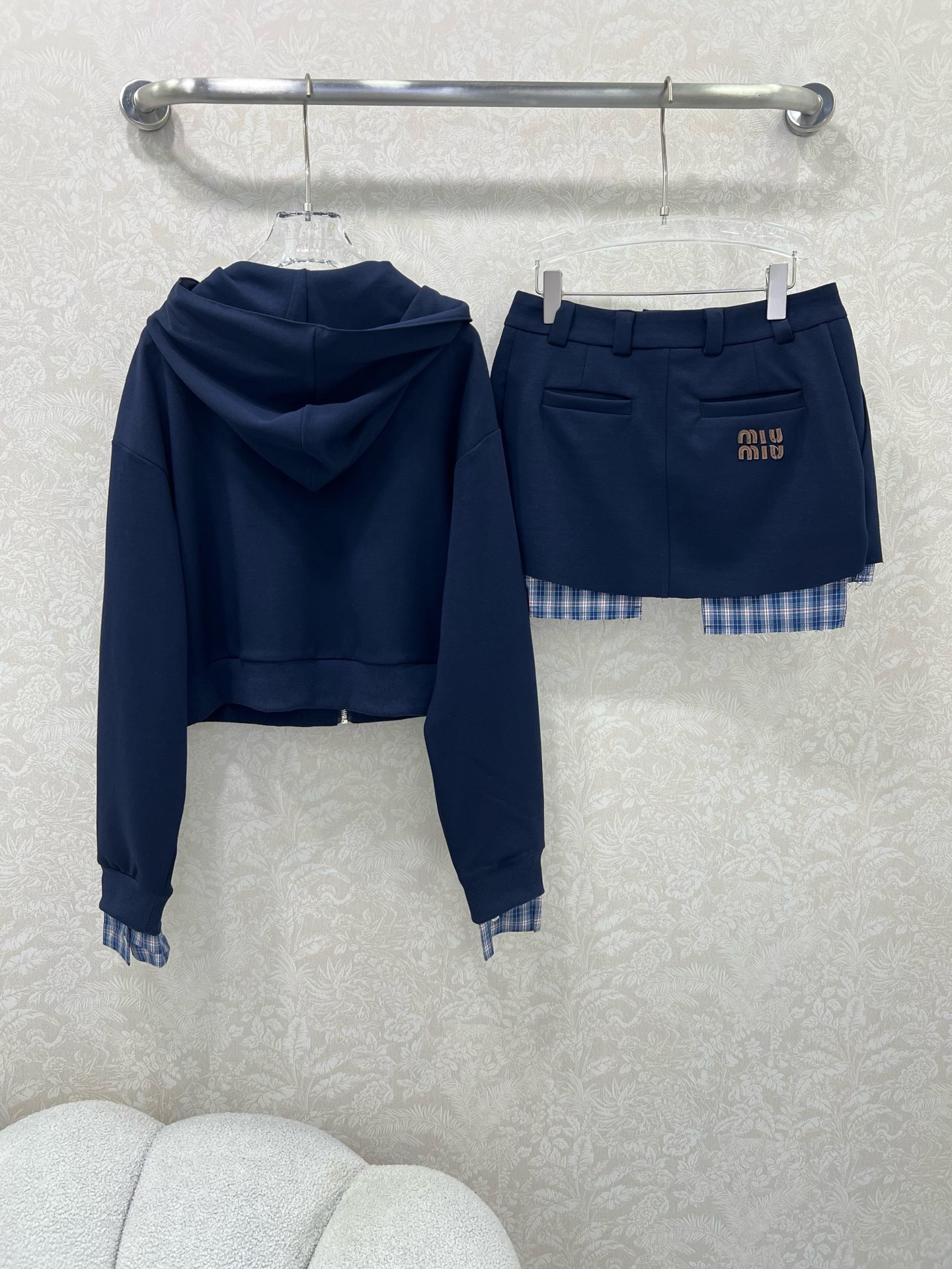 🔥🔥miumi*25新款气质假两件设计拼色卫衣套装！复古风甜妹减龄运动少女连帽外套搭配超短半裙一套上身绝