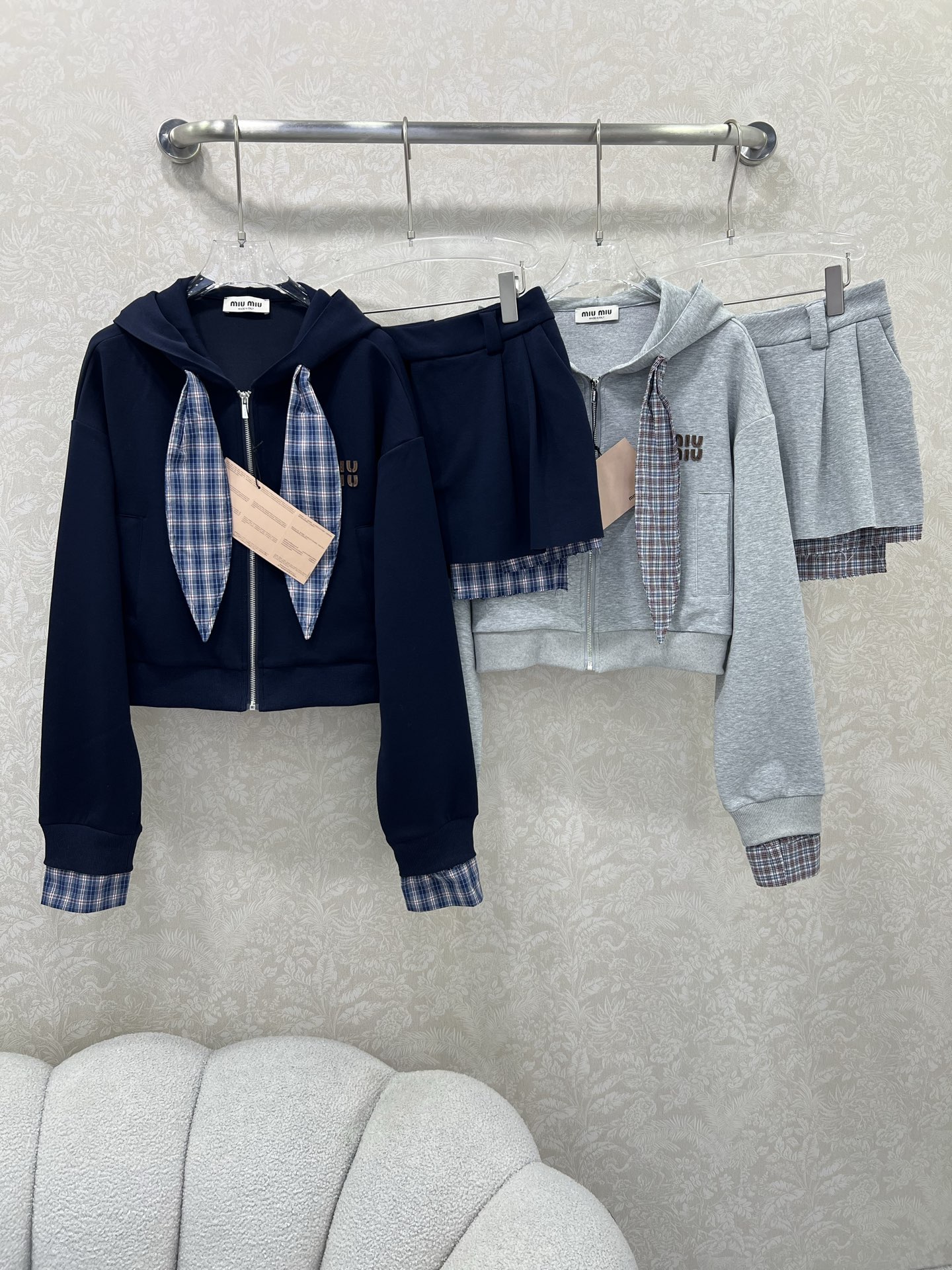🔥🔥miumi*25新款气质假两件设计拼色卫衣套装！复古风甜妹减龄运动少女连帽外套搭配超短半裙一套上身绝