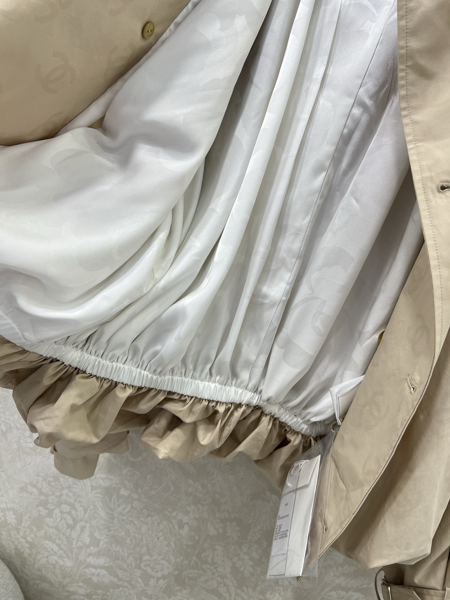 🔥🔥Chan*l 25新款翻领款短款风衣外套！高版本出货~若隐若现的暗纹logo印花面料低调奢华！定制五