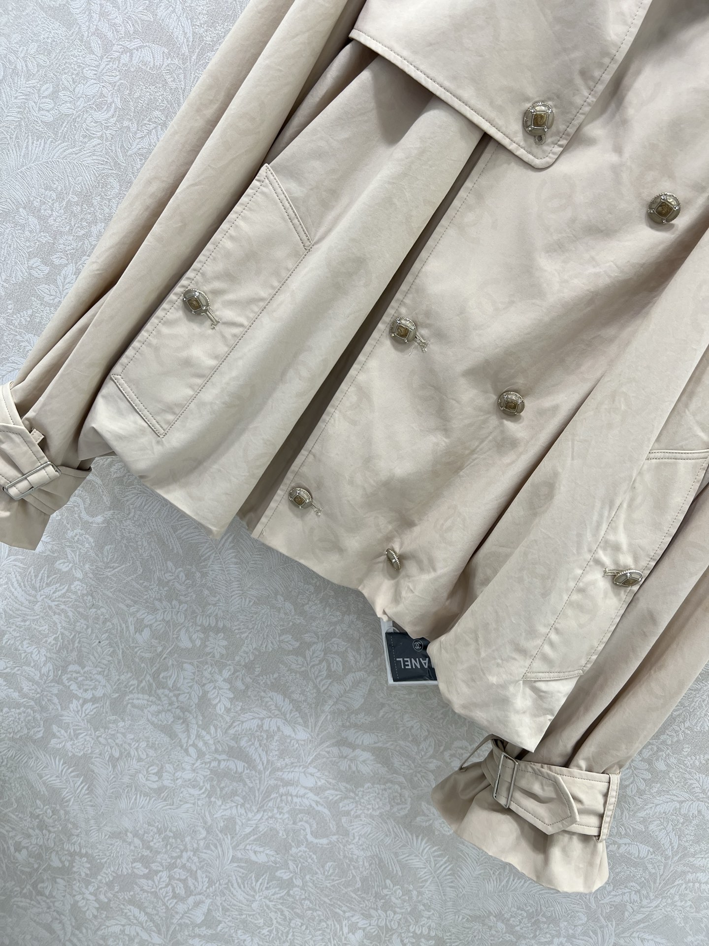 🔥🔥Chan*l 25新款翻领款短款风衣外套！高版本出货~若隐若现的暗纹logo印花面料低调奢华！定制五