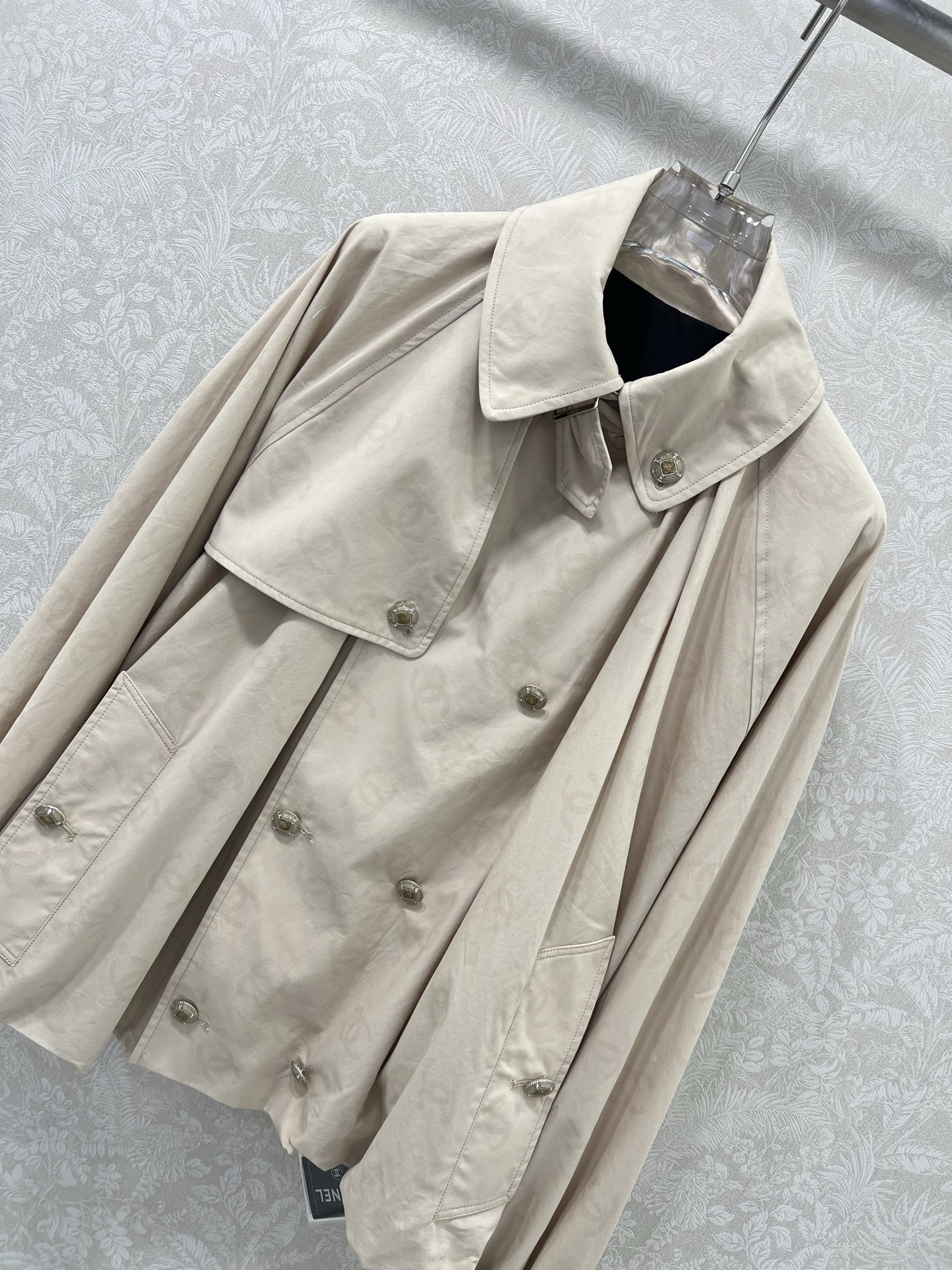 🔥🔥Chan*l 25新款翻领款短款风衣外套！高版本出货~若隐若现的暗纹logo印花面料低调奢华！定制五