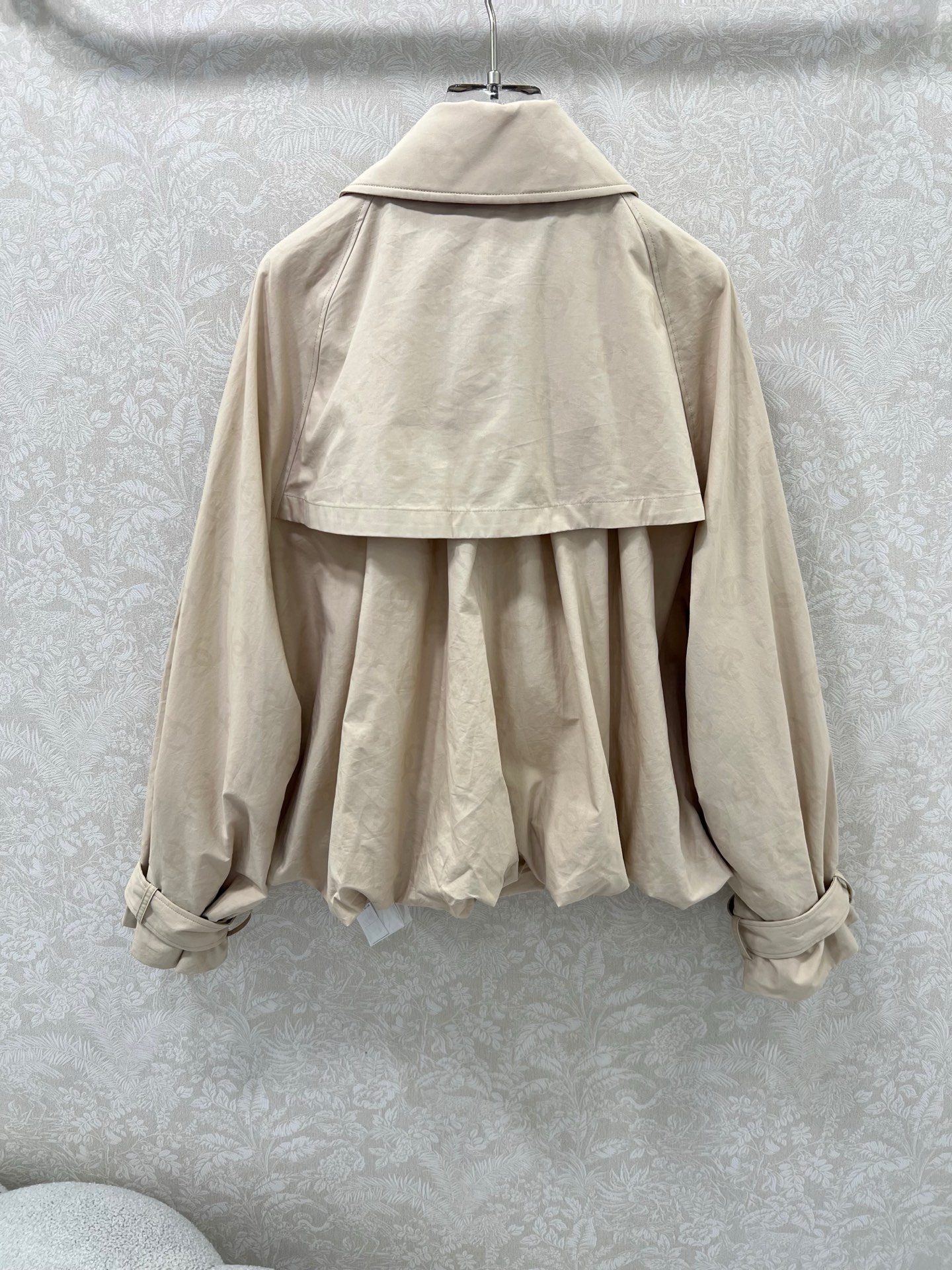 🔥🔥Chan*l 25新款翻领款短款风衣外套！高版本出货~若隐若现的暗纹logo印花面料低调奢华！定制五