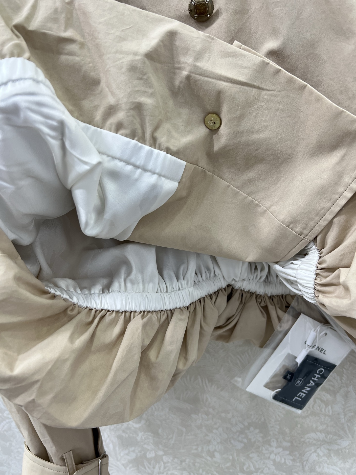 🔥🔥Chan*l 25新款翻领款短款风衣外套！高版本出货~若隐若现的暗纹logo印花面料低调奢华！定制五