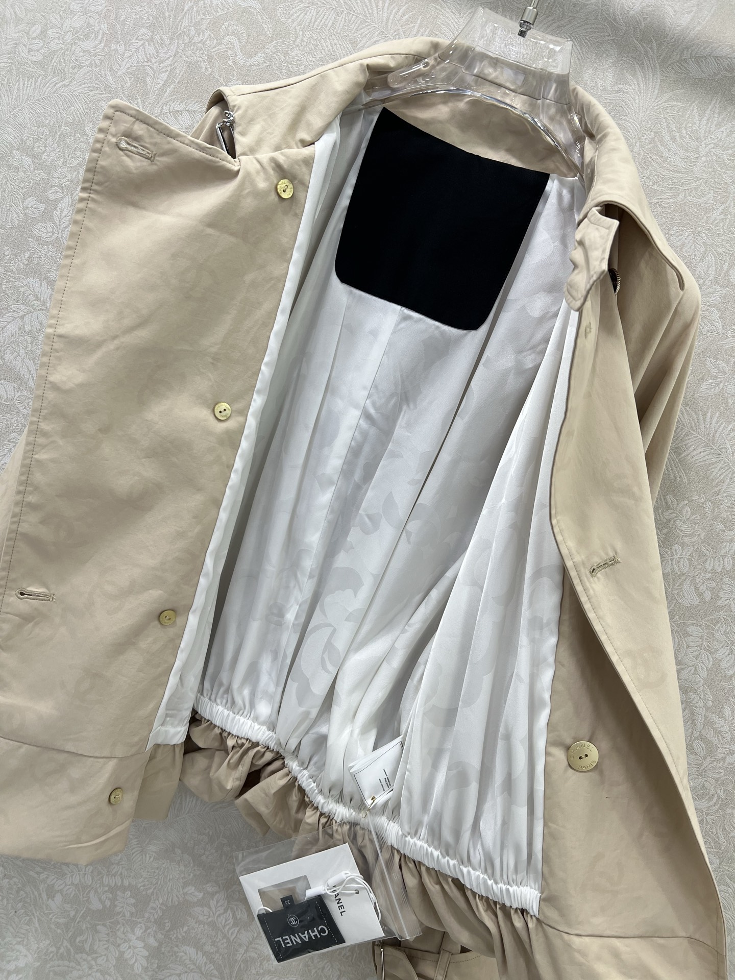 🔥🔥Chan*l 25新款翻领款短款风衣外套！高版本出货~若隐若现的暗纹logo印花面料低调奢华！定制五
