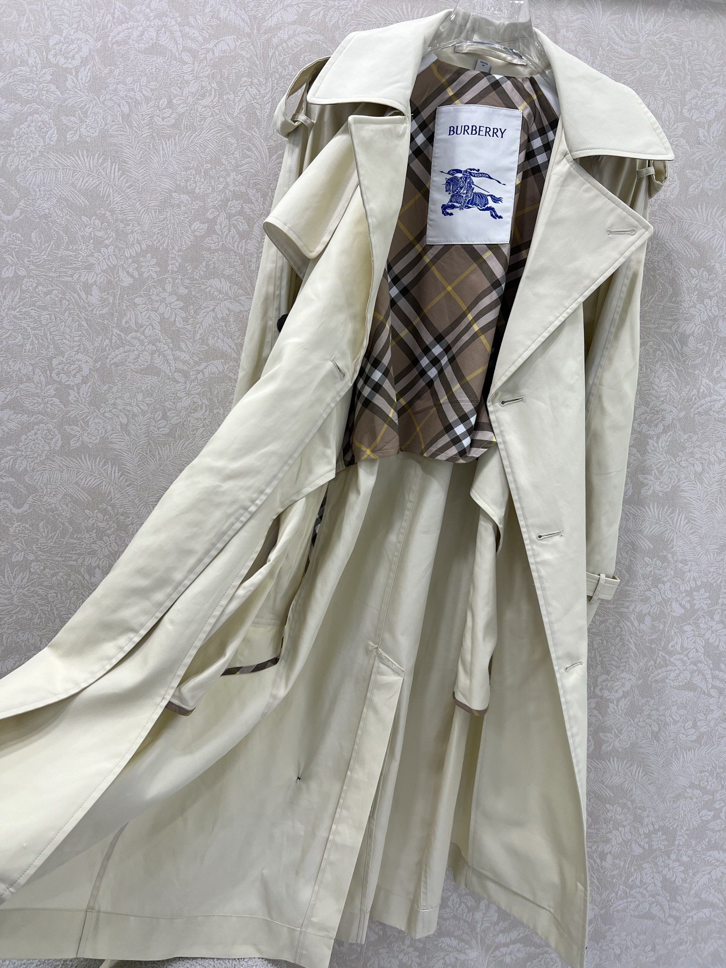 新出颜色🔥🔥Burber*y 25新款长款风衣外套 能传承几代的经典风衣，英伦风尚长款风衣 今年这款爆款