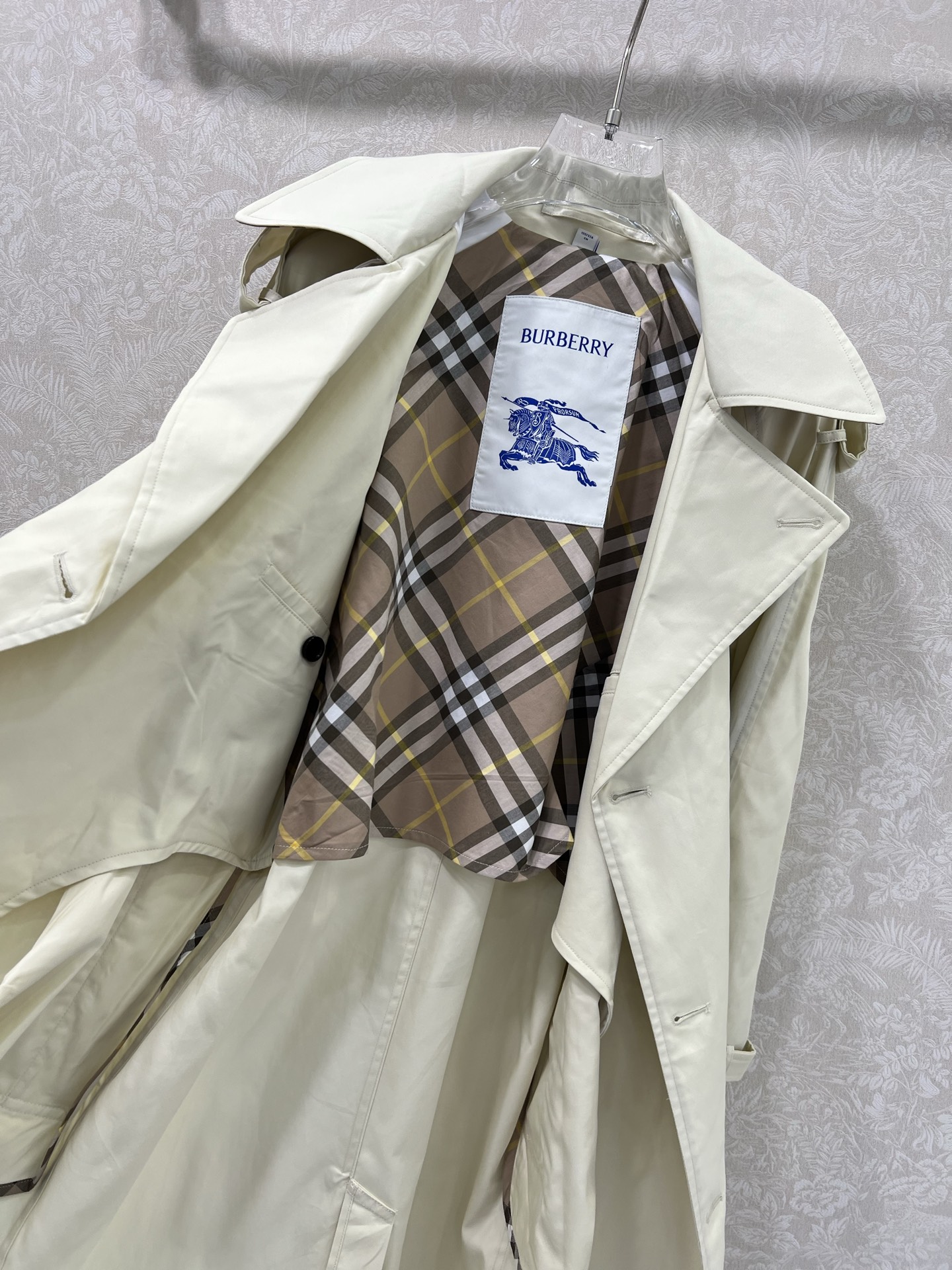 新出颜色🔥🔥Burber*y 25新款长款风衣外套 能传承几代的经典风衣，英伦风尚长款风衣 今年这款爆款