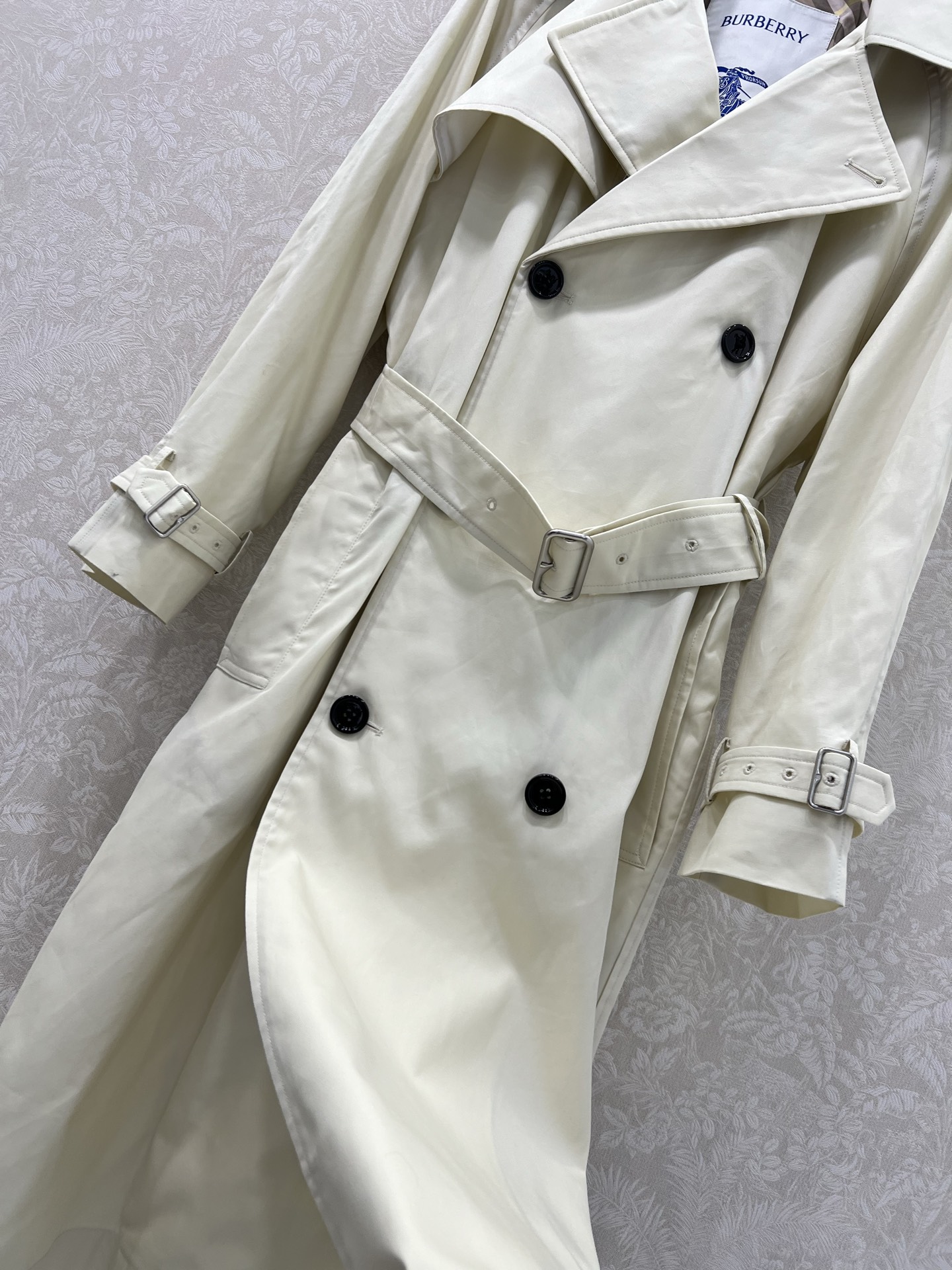 新出颜色🔥🔥Burber*y 25新款长款风衣外套 能传承几代的经典风衣，英伦风尚长款风衣 今年这款爆款