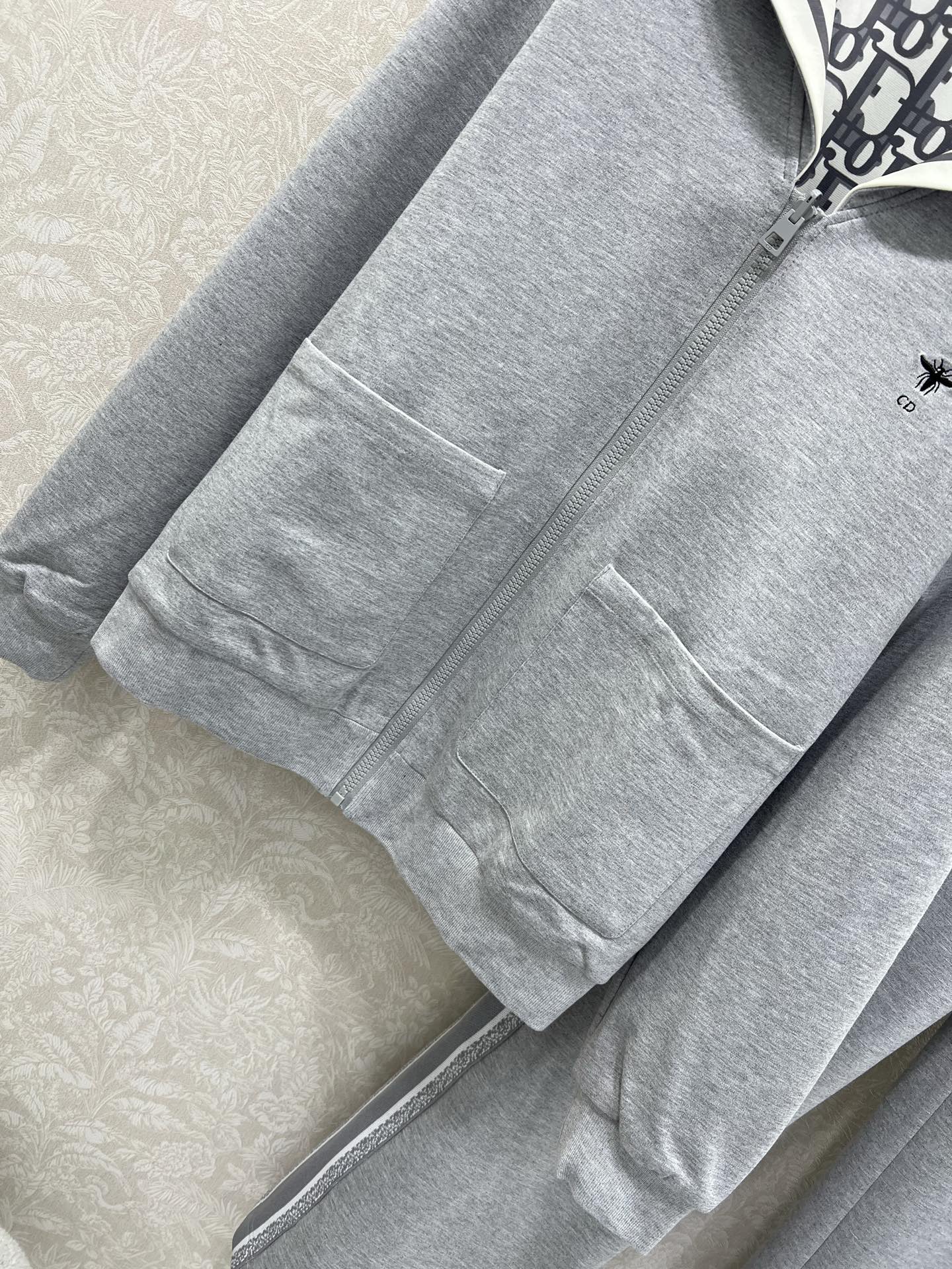 🔥🔥 DIO*迪/奥25新款套装双面海军风披肩拉链外套➕阔腿长裤的组合  外套小蜜蜂绣花 内里经典老花字