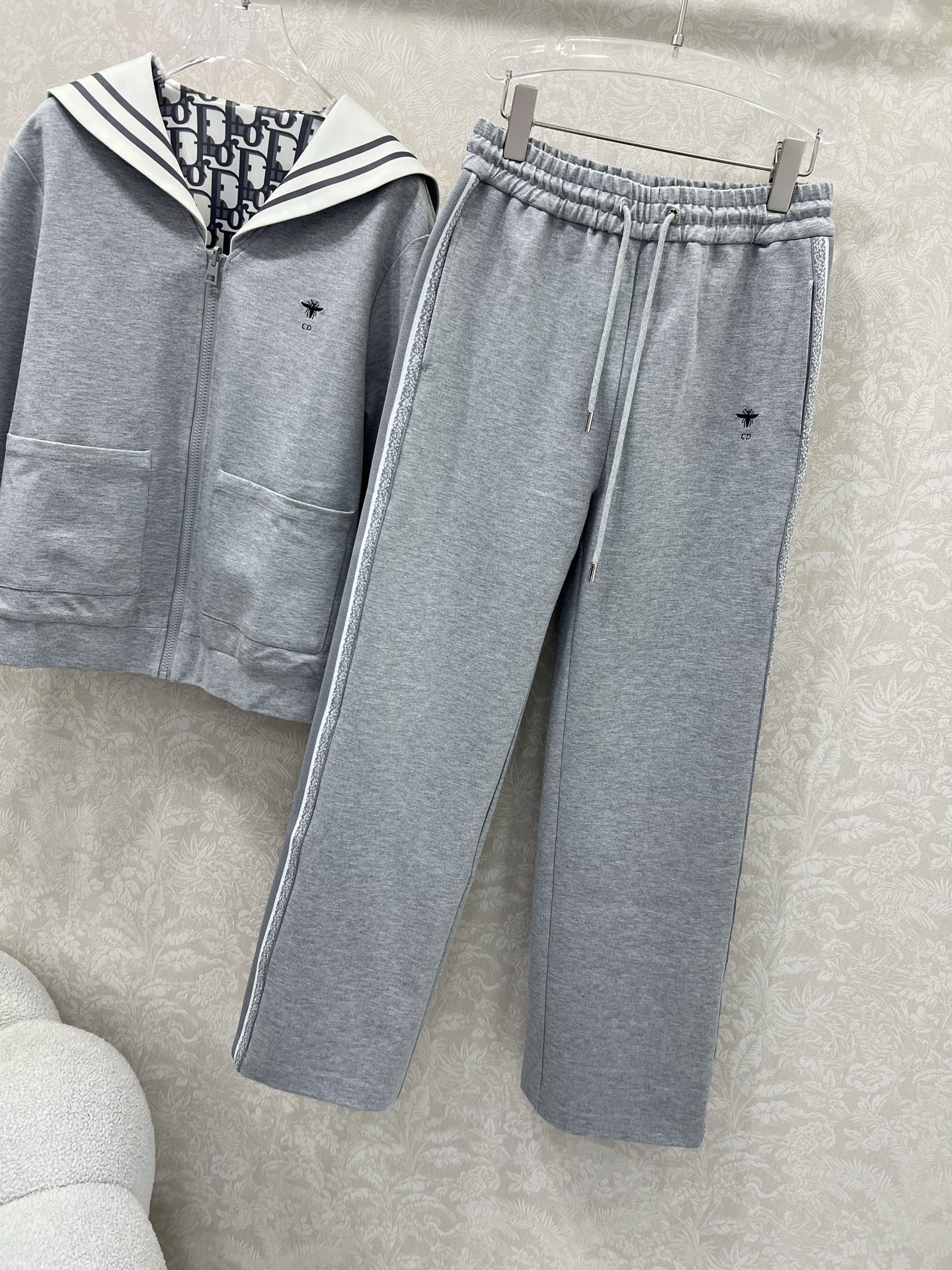 🔥🔥 DIO*迪/奥25新款套装双面海军风披肩拉链外套➕阔腿长裤的组合  外套小蜜蜂绣花 内里经典老花字