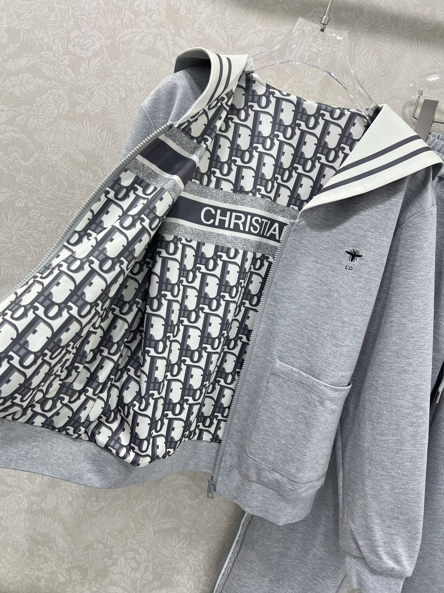 🔥🔥 DIO*迪/奥25新款套装双面海军风披肩拉链外套➕阔腿长裤的组合  外套小蜜蜂绣花 内里经典老花字