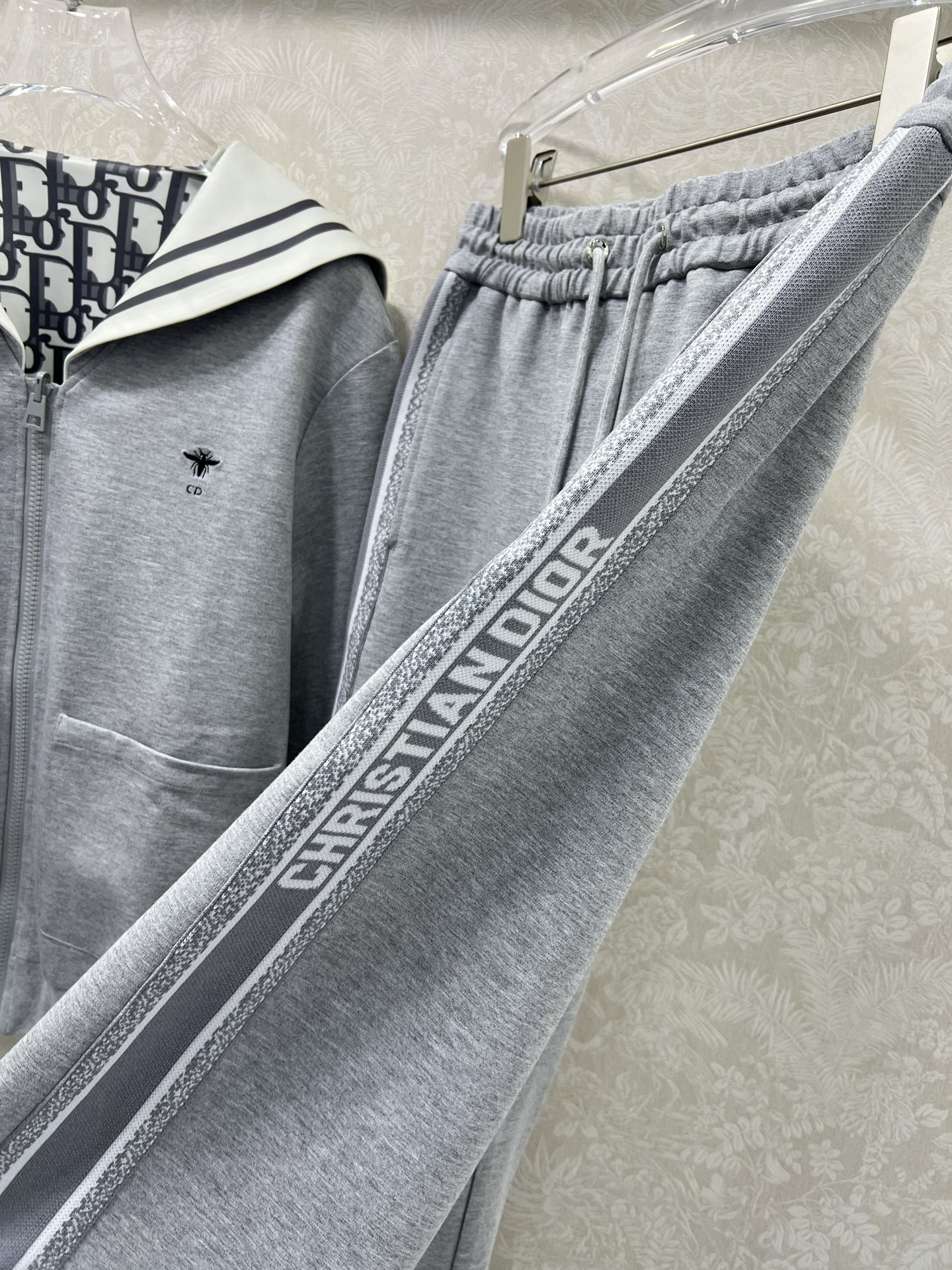 🔥🔥 DIO*迪/奥25新款套装双面海军风披肩拉链外套➕阔腿长裤的组合  外套小蜜蜂绣花 内里经典老花字