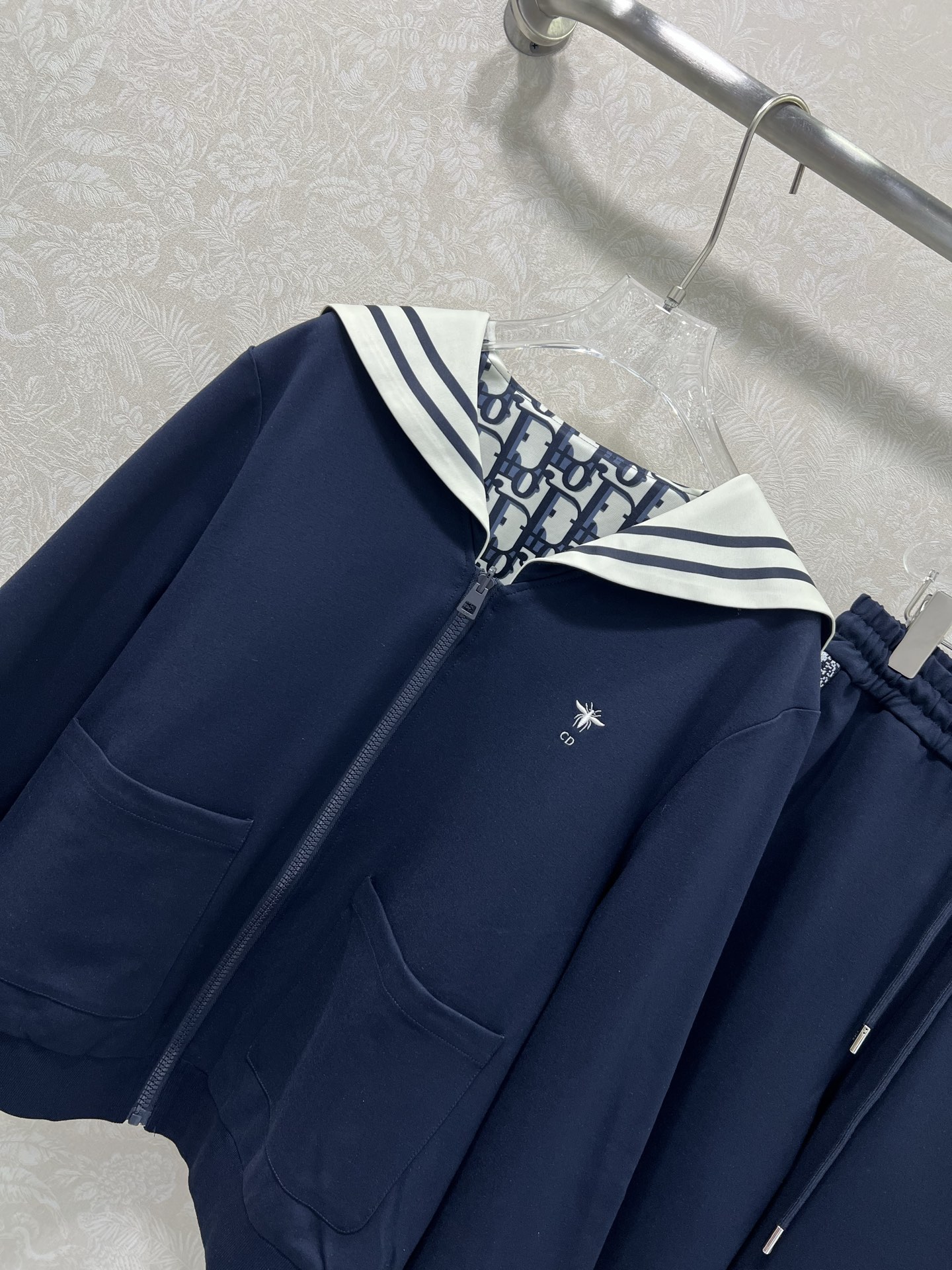 🔥🔥 DIO*迪/奥25新款套装双面海军风披肩拉链外套➕阔腿长裤的组合  外套小蜜蜂绣花 内里经典老花字