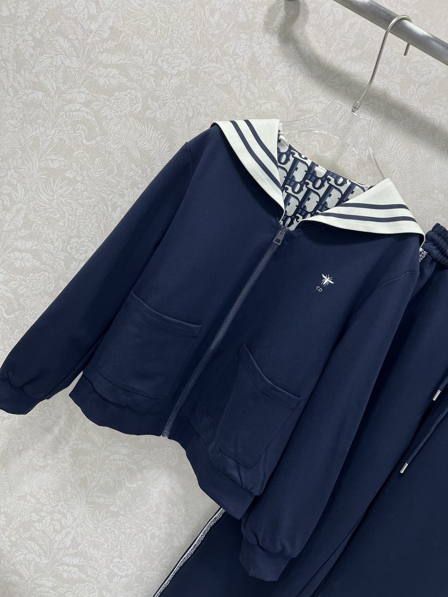 🔥🔥 DIO*迪/奥25新款套装双面海军风披肩拉链外套➕阔腿长裤的组合  外套小蜜蜂绣花 内里经典老花字