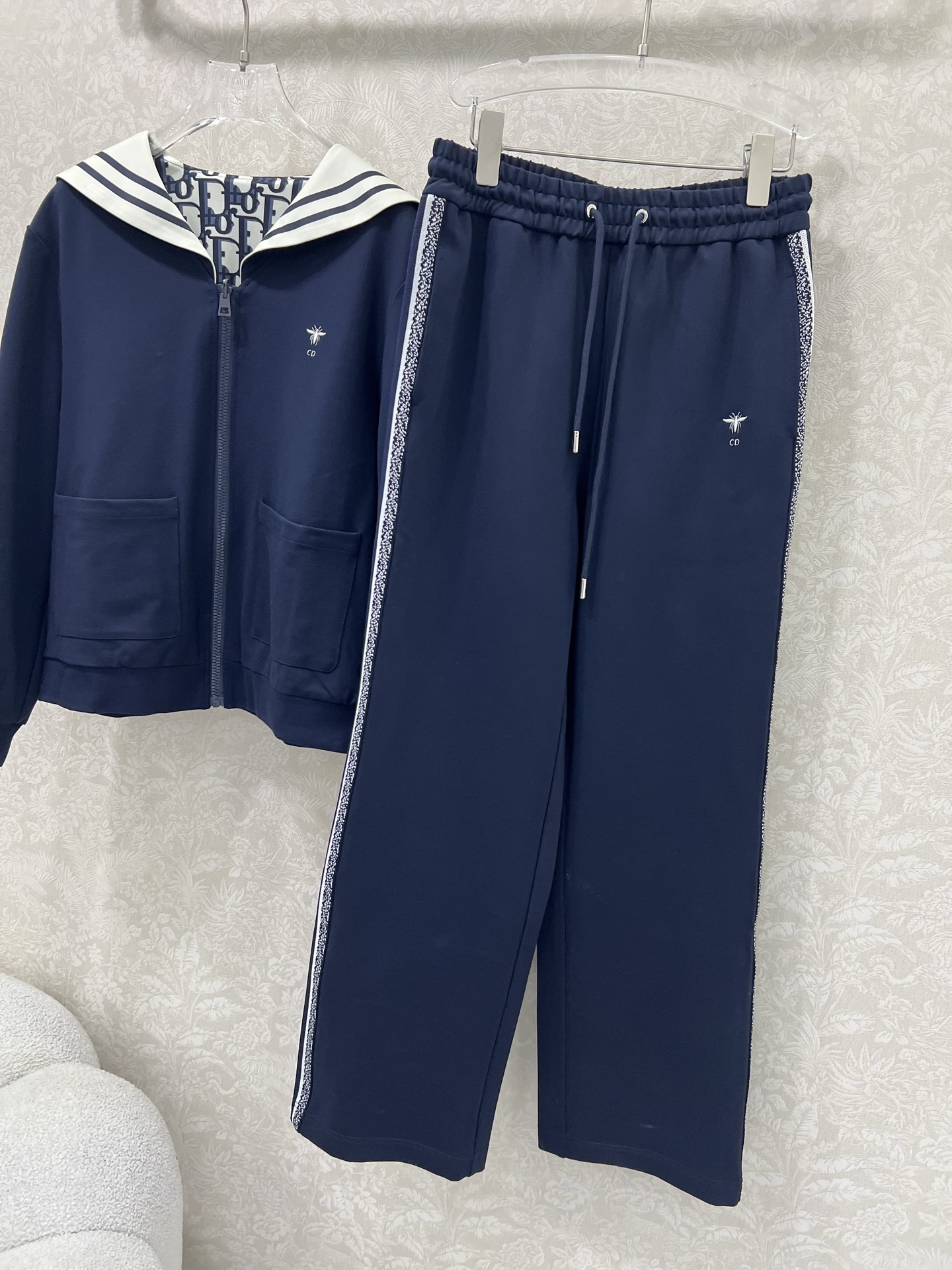 🔥🔥 DIO*迪/奥25新款套装双面海军风披肩拉链外套➕阔腿长裤的组合  外套小蜜蜂绣花 内里经典老花字