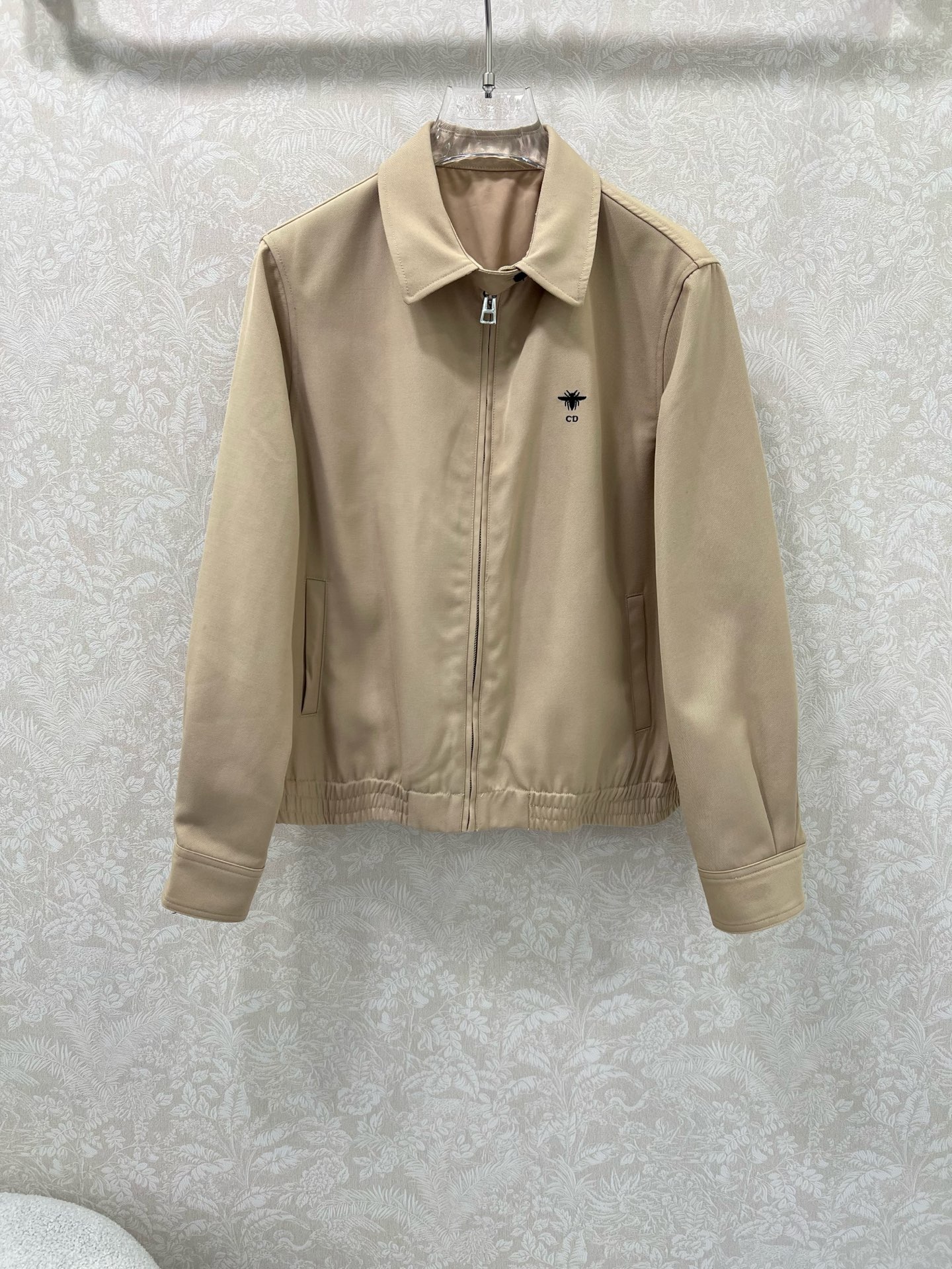 🔥🔥Dio*25早秋新款夹克外套  翻领拉链夹克超有型！定制五金中山小蜜蜂刺绣袖口卷边拼接老花装饰   