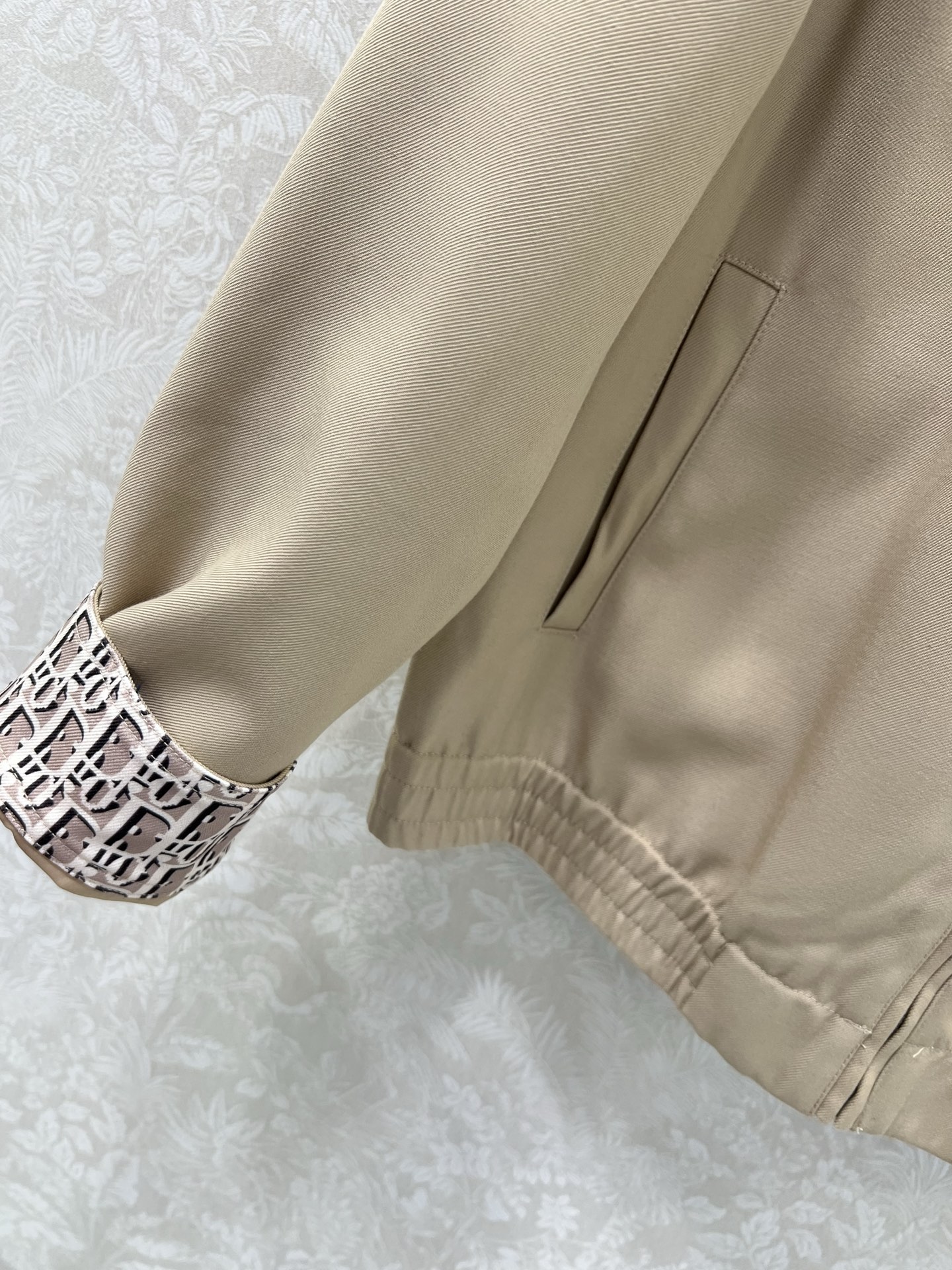 🔥🔥Dio*25早秋新款夹克外套  翻领拉链夹克超有型！定制五金中山小蜜蜂刺绣袖口卷边拼接老花装饰   