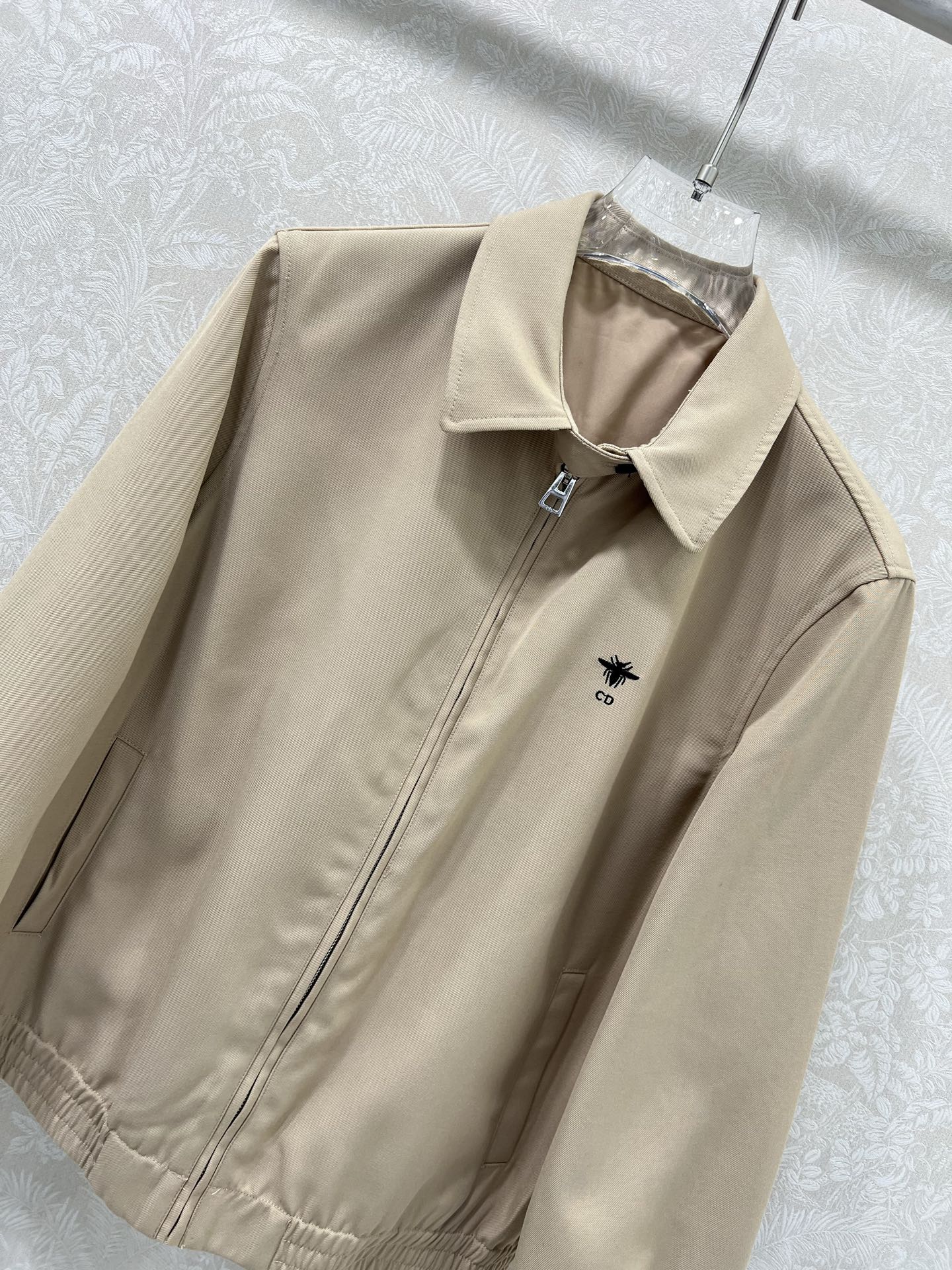 🔥🔥Dio*25早秋新款夹克外套  翻领拉链夹克超有型！定制五金中山小蜜蜂刺绣袖口卷边拼接老花装饰   