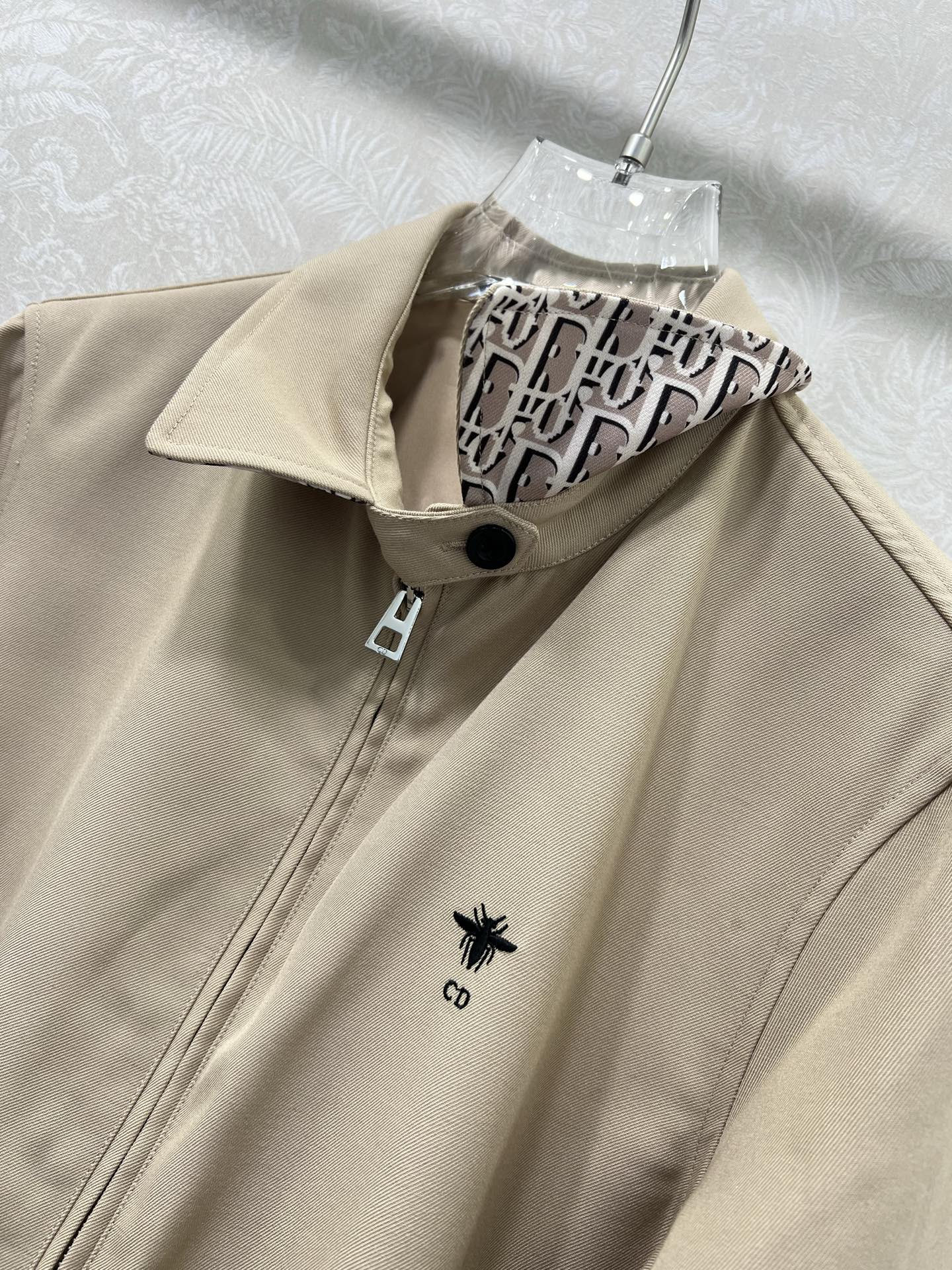 🔥🔥Dio*25早秋新款夹克外套  翻领拉链夹克超有型！定制五金中山小蜜蜂刺绣袖口卷边拼接老花装饰   