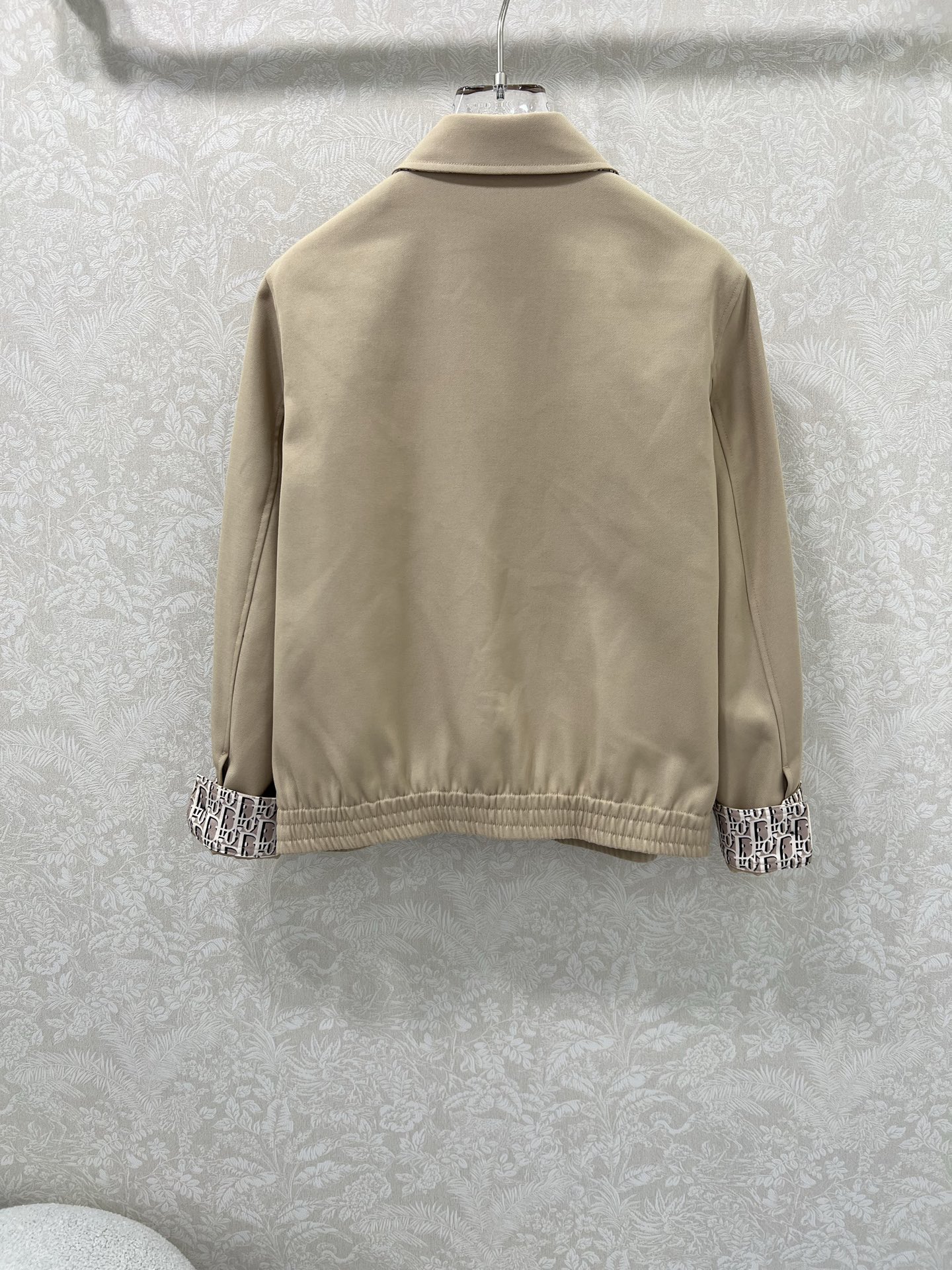 🔥🔥Dio*25早秋新款夹克外套  翻领拉链夹克超有型！定制五金中山小蜜蜂刺绣袖口卷边拼接老花装饰   