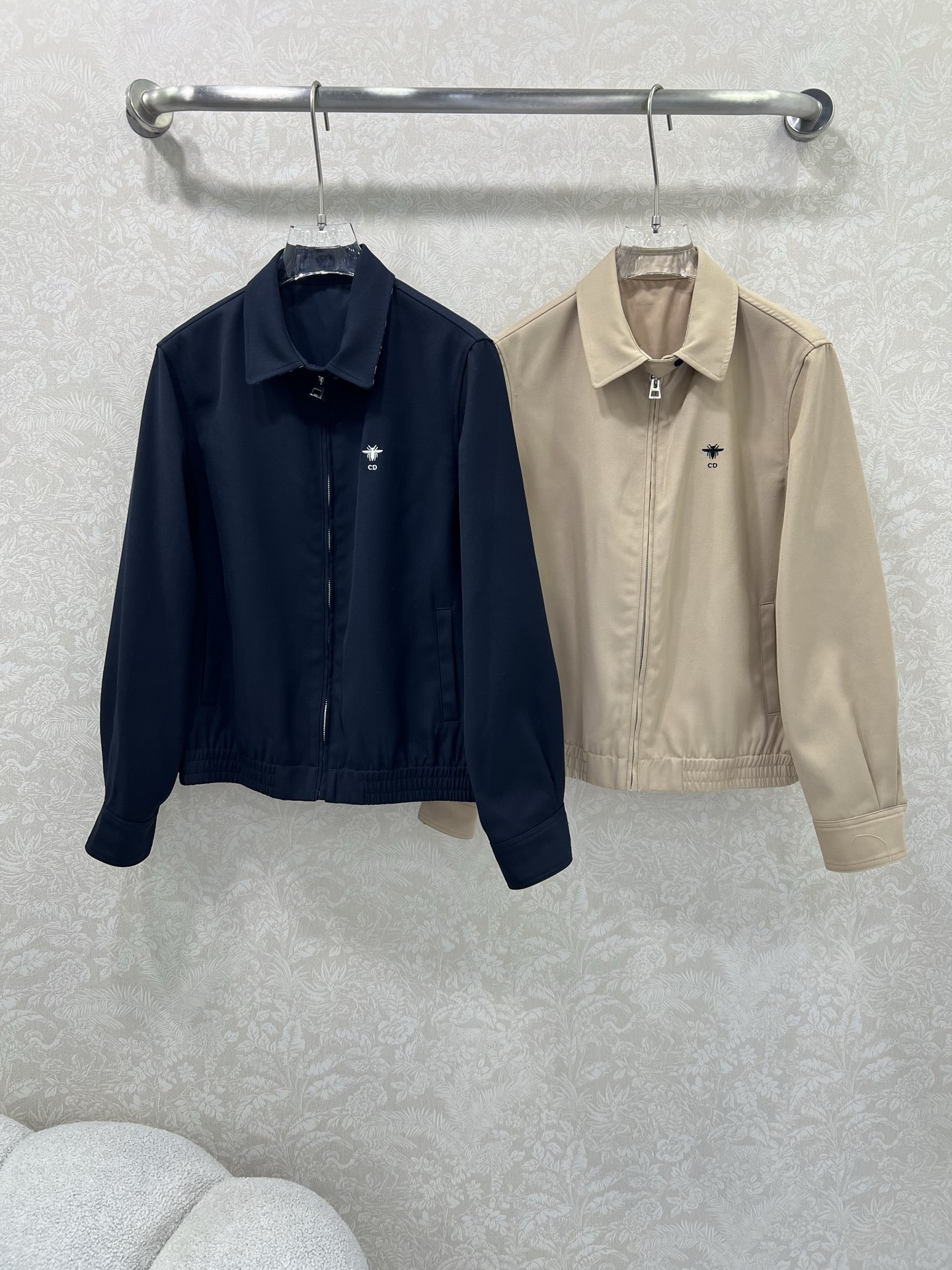 🔥🔥Dio*25早秋新款夹克外套  翻领拉链夹克超有型！定制五金中山小蜜蜂刺绣袖口卷边拼接老花装饰   