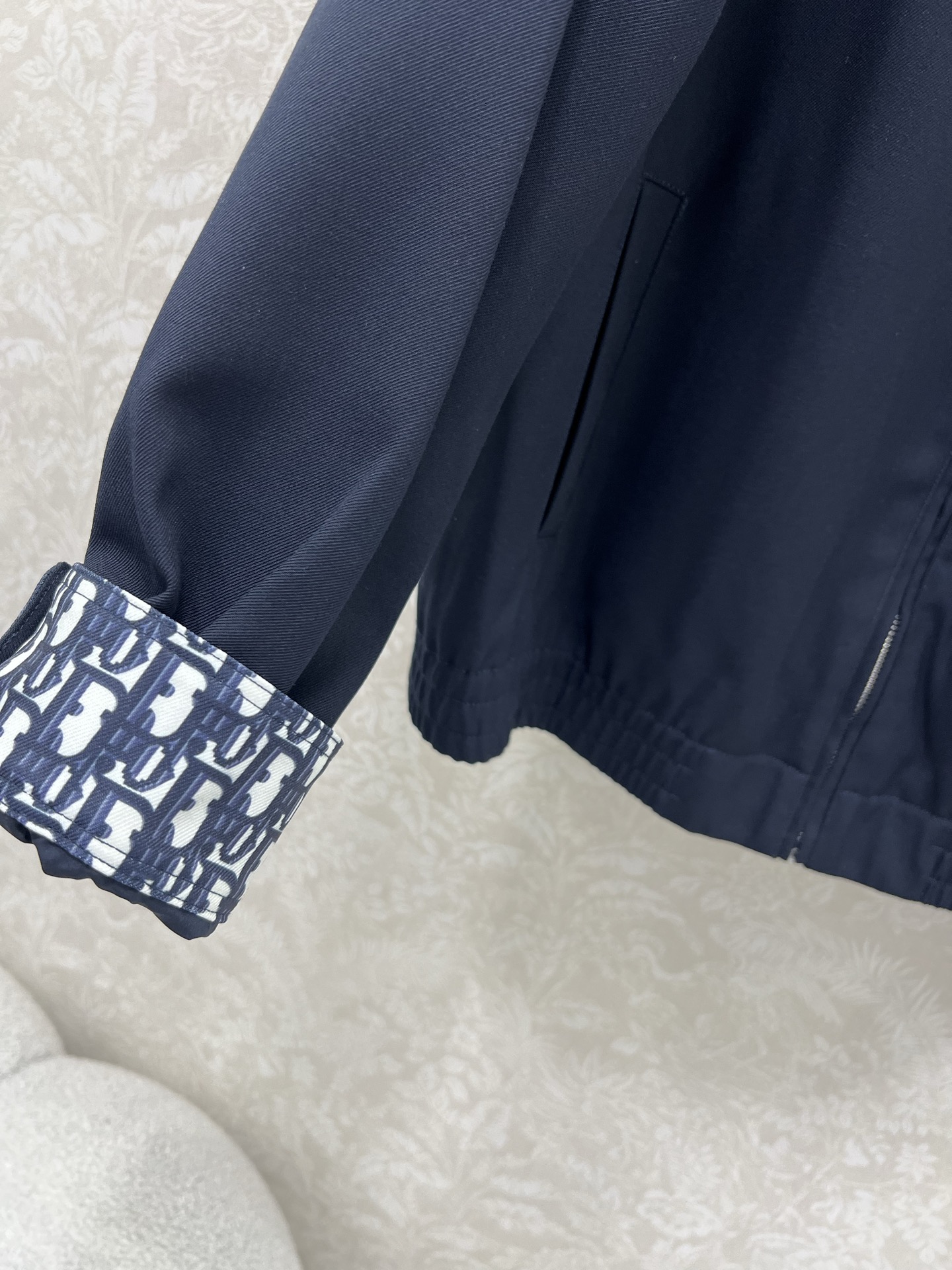 🔥🔥Dio*25早秋新款夹克外套  翻领拉链夹克超有型！定制五金中山小蜜蜂刺绣袖口卷边拼接老花装饰   