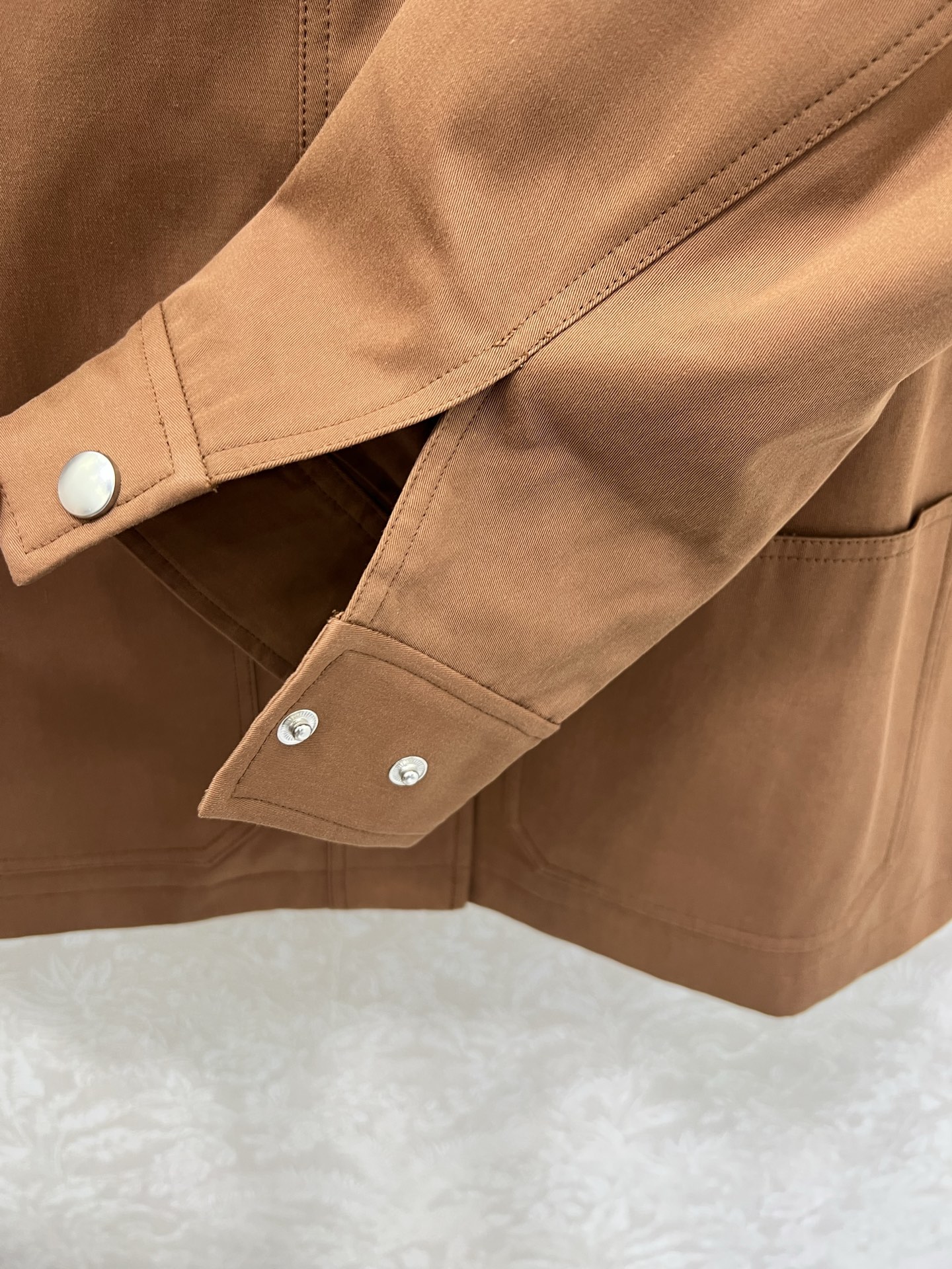 🔥🔥prad*25新款灯芯绒领翻领夹克外套  美拉德色系 单排扣经典三角标装饰 极简中透着高级，轮廓感超