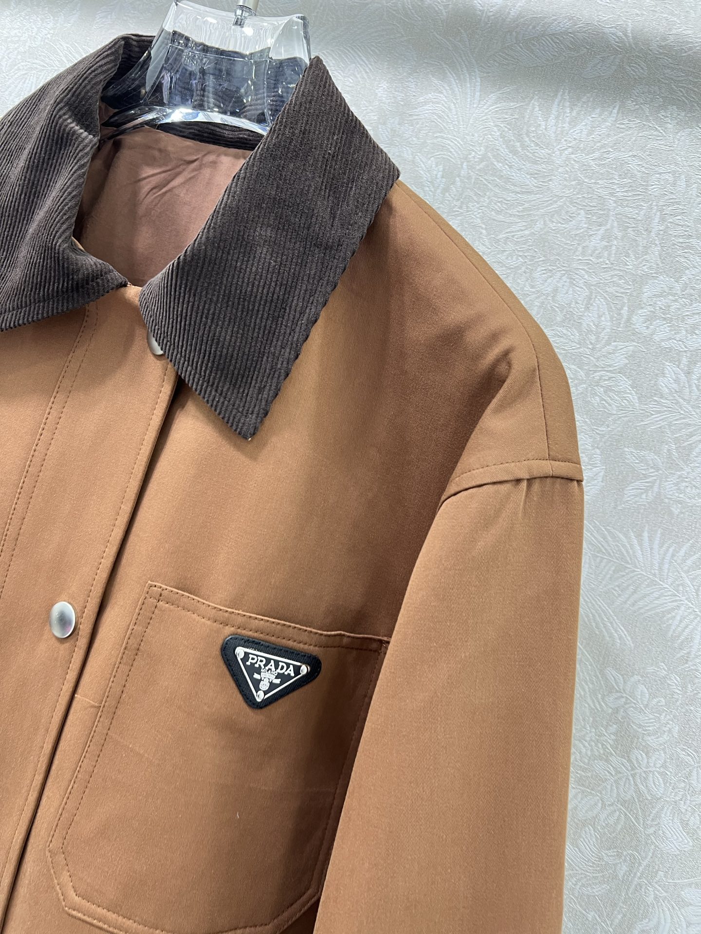 🔥🔥prad*25新款灯芯绒领翻领夹克外套  美拉德色系 单排扣经典三角标装饰 极简中透着高级，轮廓感超