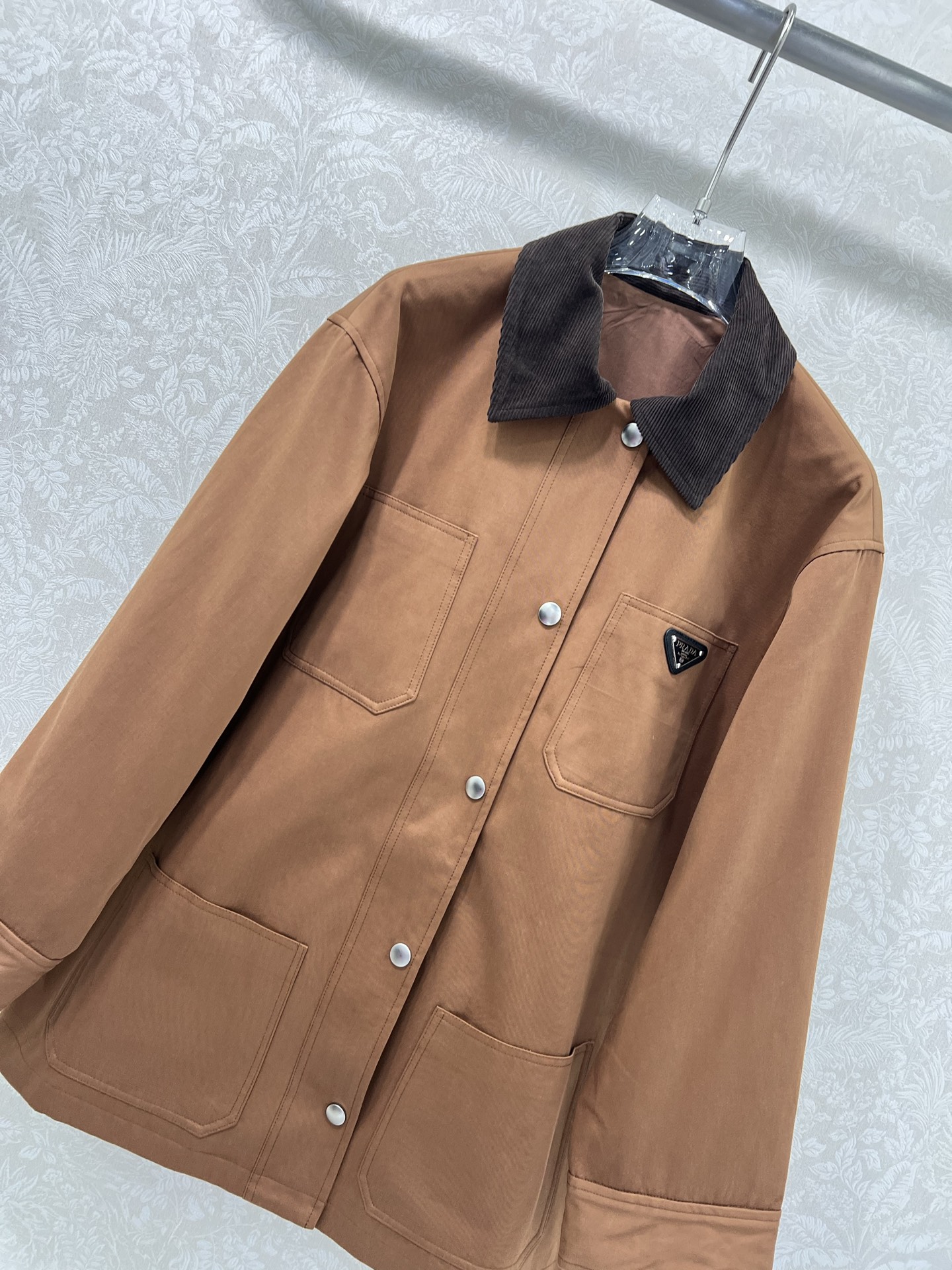 🔥🔥prad*25新款灯芯绒领翻领夹克外套  美拉德色系 单排扣经典三角标装饰 极简中透着高级，轮廓感超