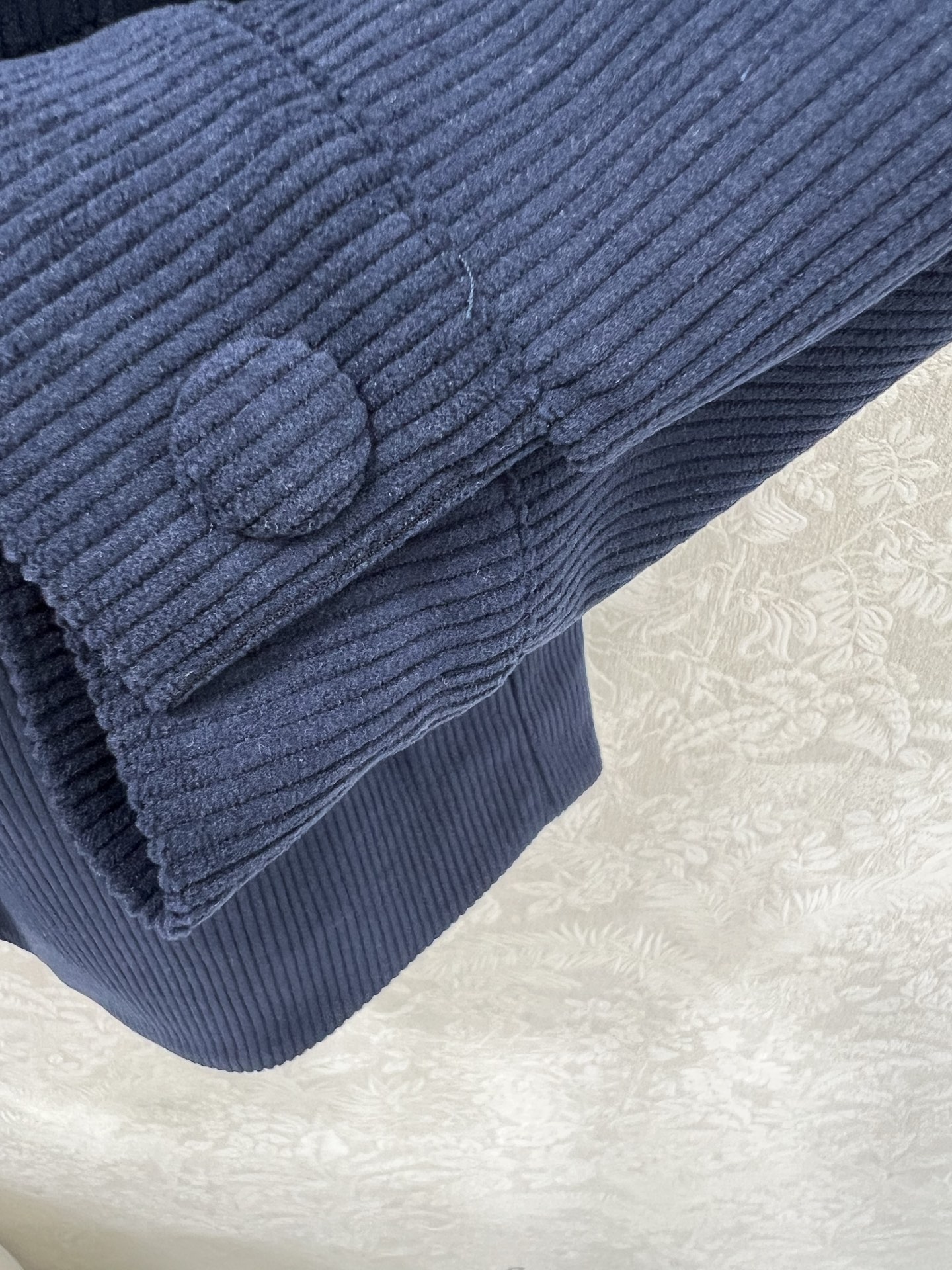 🔥🔥miumi*25新款灯芯绒皮翻领衬衣外套  miu系少女穿搭 pu皮领极简中透着高级，灯芯绒条纹轮廓