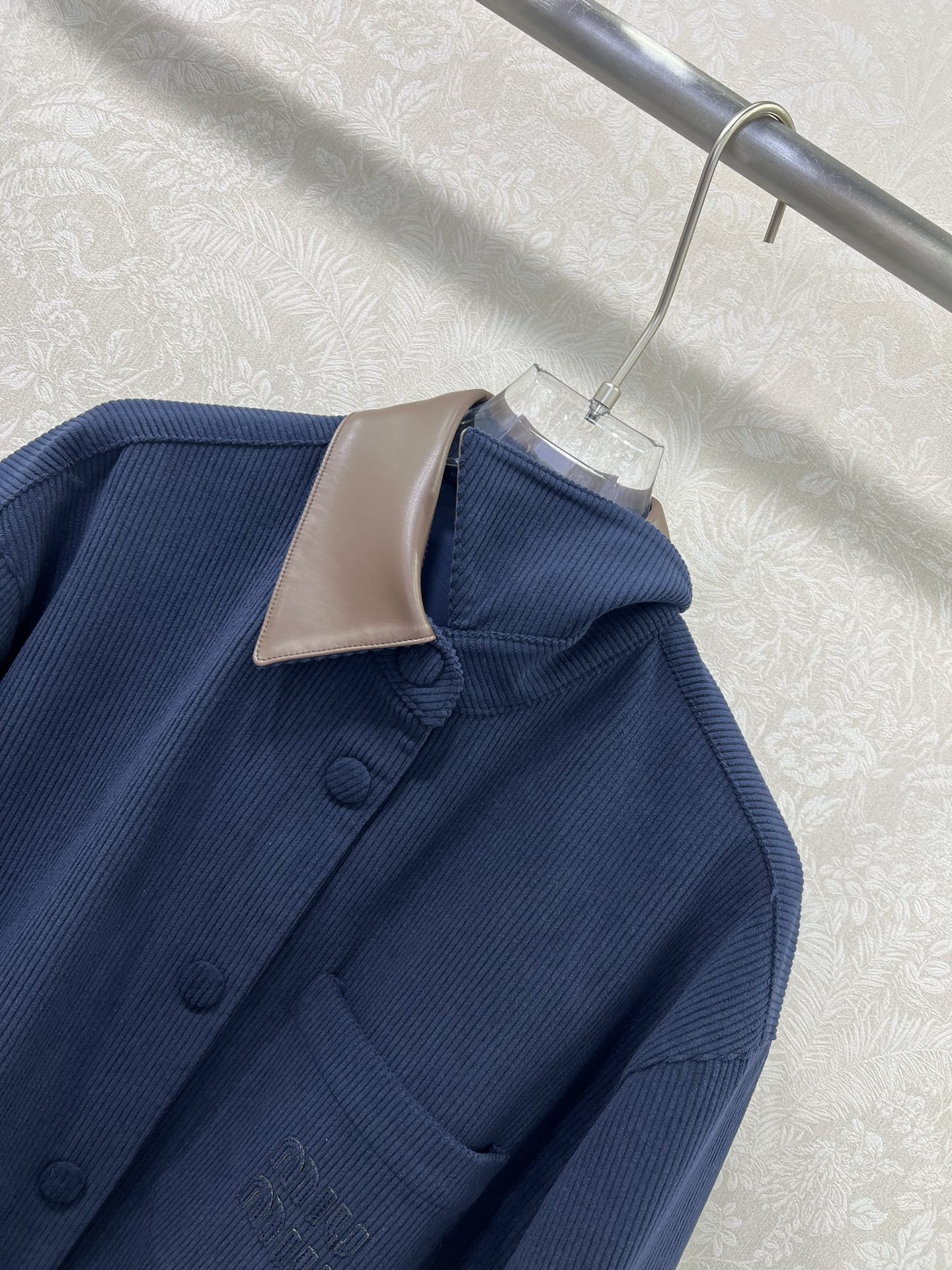 🔥🔥miumi*25新款灯芯绒皮翻领衬衣外套  miu系少女穿搭 pu皮领极简中透着高级，灯芯绒条纹轮廓