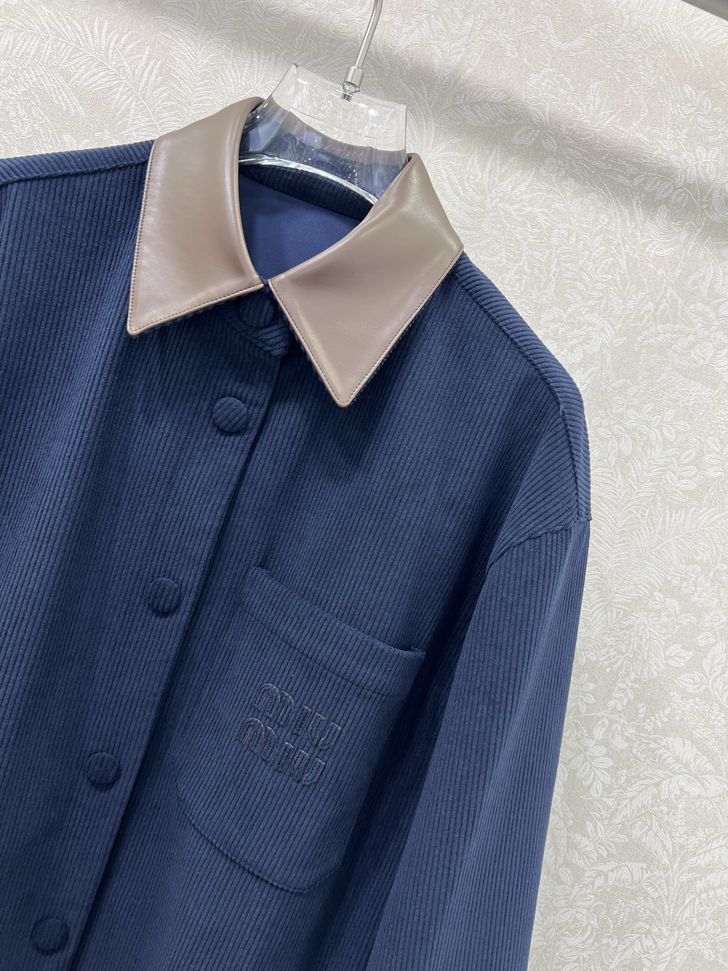 🔥🔥miumi*25新款灯芯绒皮翻领衬衣外套  miu系少女穿搭 pu皮领极简中透着高级，灯芯绒条纹轮廓