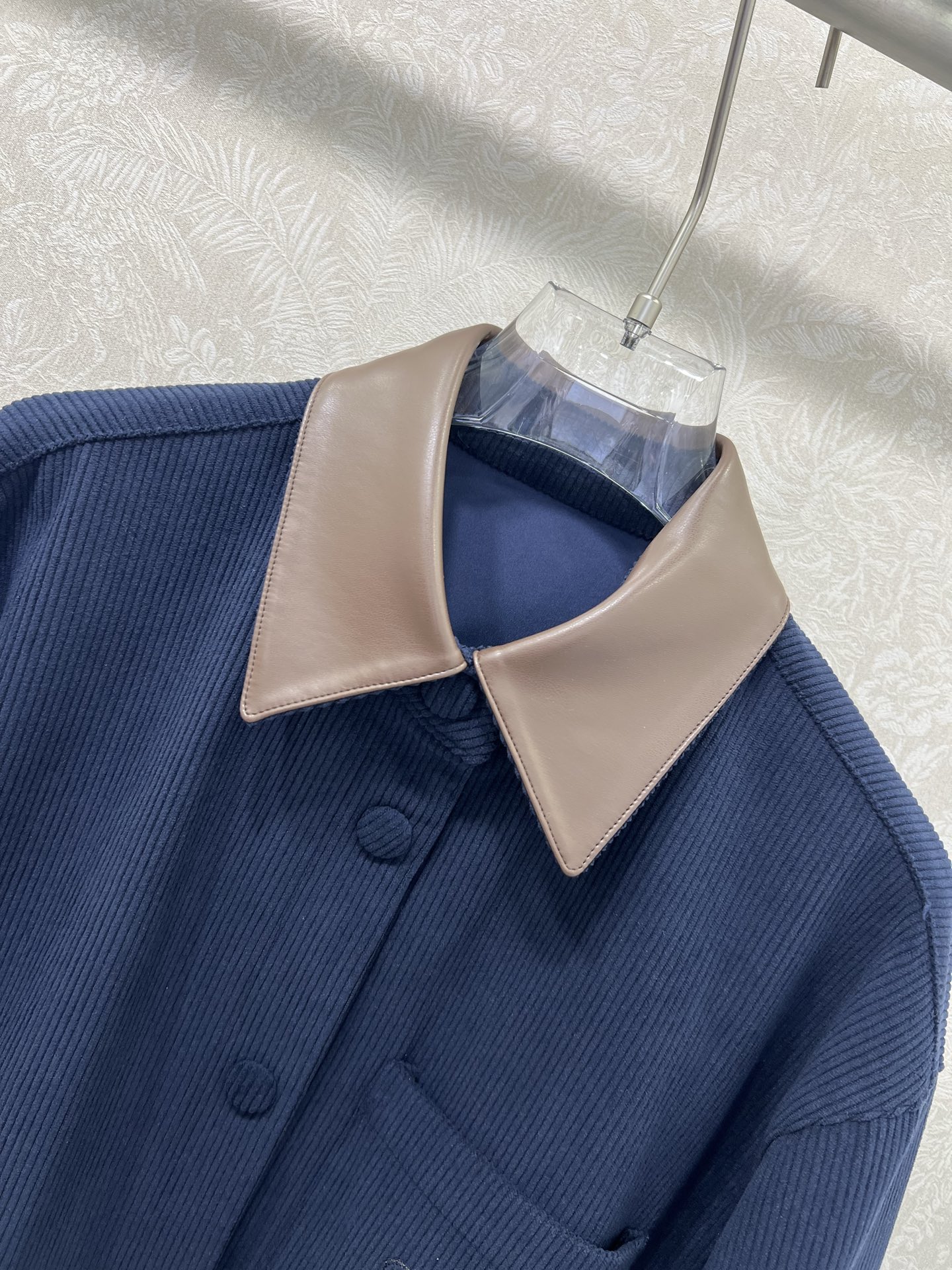 🔥🔥miumi*25新款灯芯绒皮翻领衬衣外套  miu系少女穿搭 pu皮领极简中透着高级，灯芯绒条纹轮廓