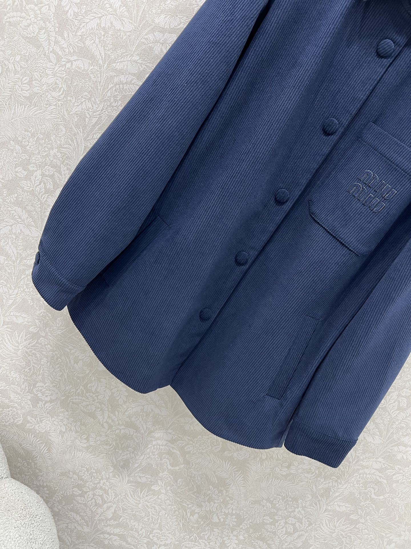 🔥🔥miumi*25新款灯芯绒皮翻领衬衣外套  miu系少女穿搭 pu皮领极简中透着高级，灯芯绒条纹轮廓