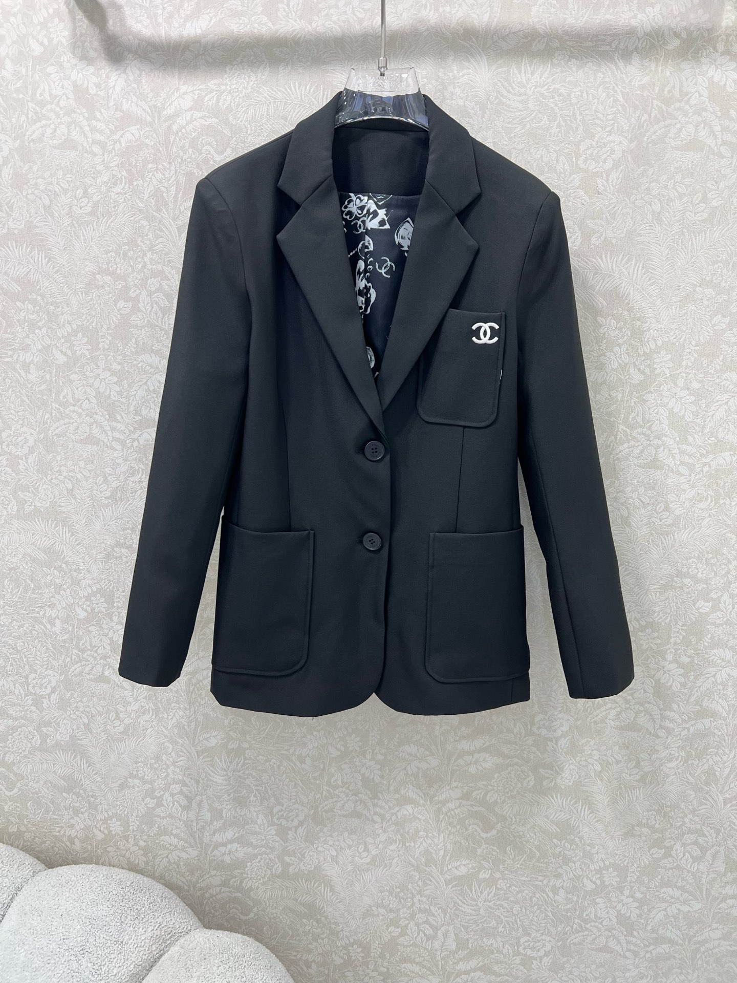 🔥🔥chan*l 25新款西装外套 西服面料挺度质感都在线 胸前口袋双c logo装饰 内衬撞色珠宝花朵