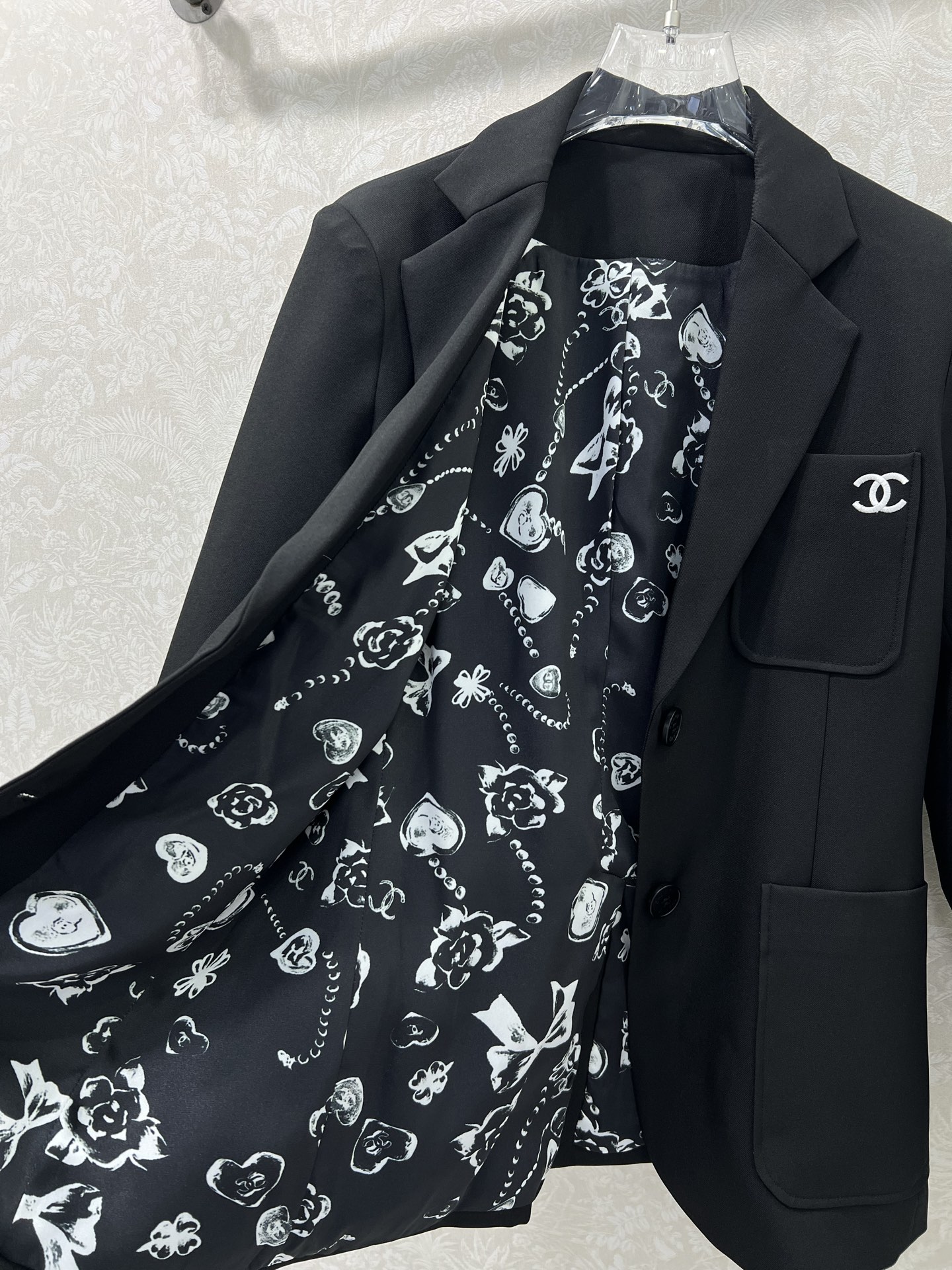 🔥🔥chan*l 25新款西装外套 西服面料挺度质感都在线 胸前口袋双c logo装饰 内衬撞色珠宝花朵