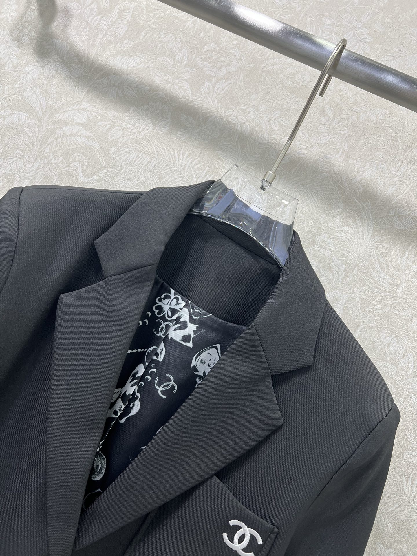 🔥🔥chan*l 25新款西装外套 西服面料挺度质感都在线 胸前口袋双c logo装饰 内衬撞色珠宝花朵