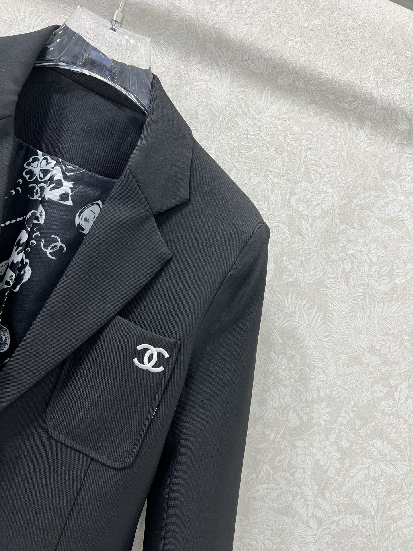 🔥🔥chan*l 25新款西装外套 西服面料挺度质感都在线 胸前口袋双c logo装饰 内衬撞色珠宝花朵
