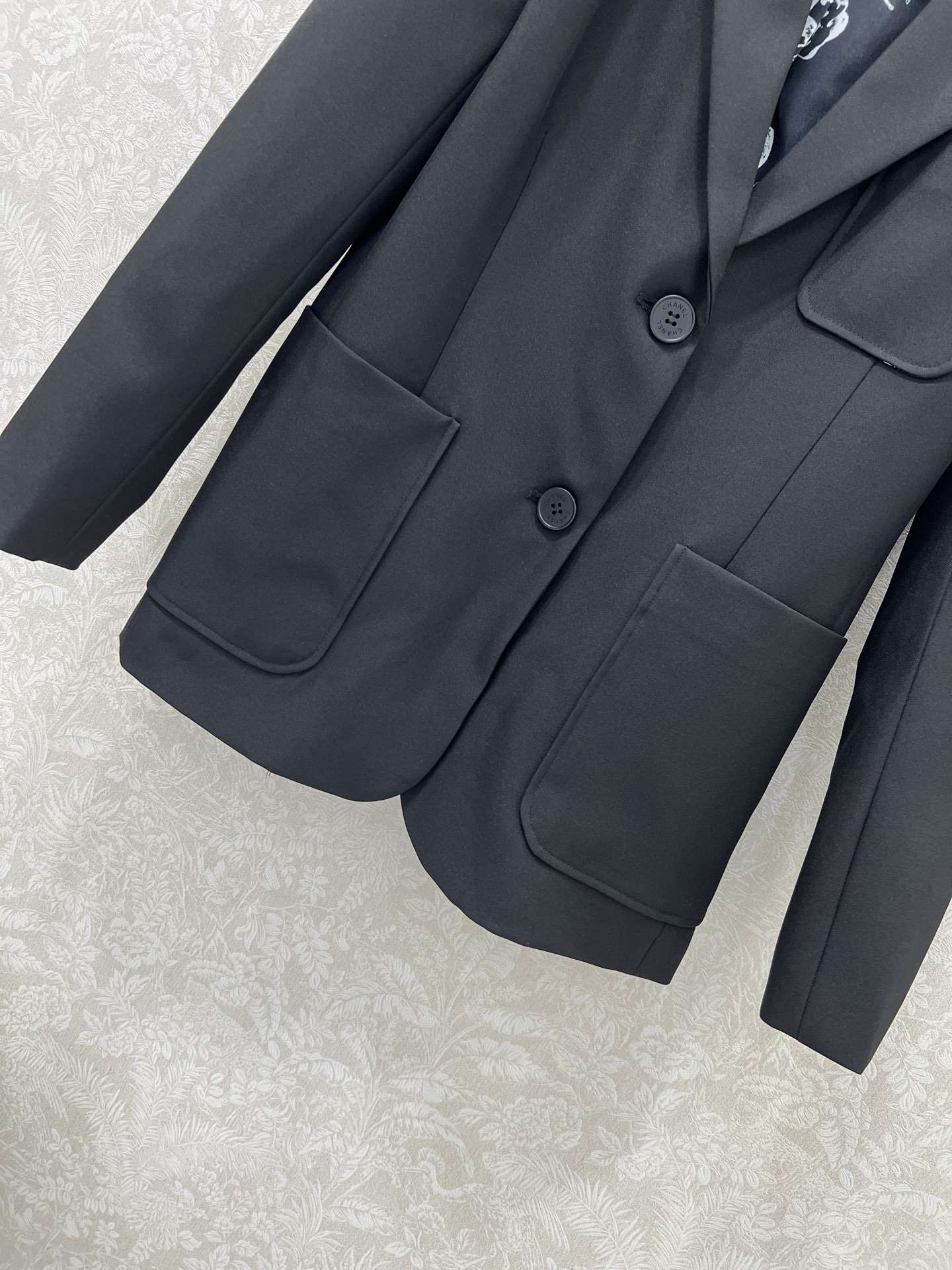 🔥🔥chan*l 25新款西装外套 西服面料挺度质感都在线 胸前口袋双c logo装饰 内衬撞色珠宝花朵