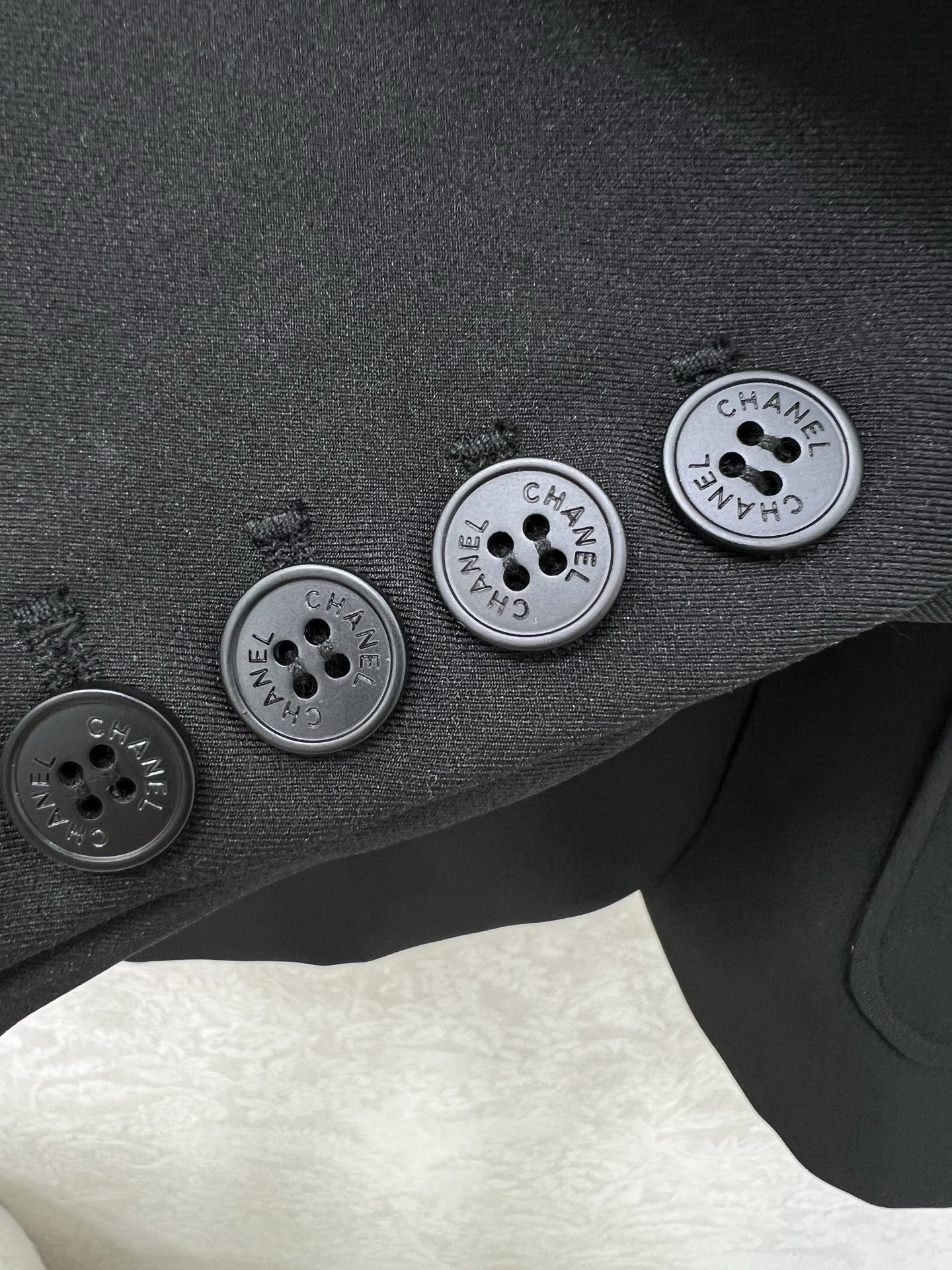 🔥🔥chan*l 25新款西装外套 西服面料挺度质感都在线 胸前口袋双c logo装饰 内衬撞色珠宝花朵