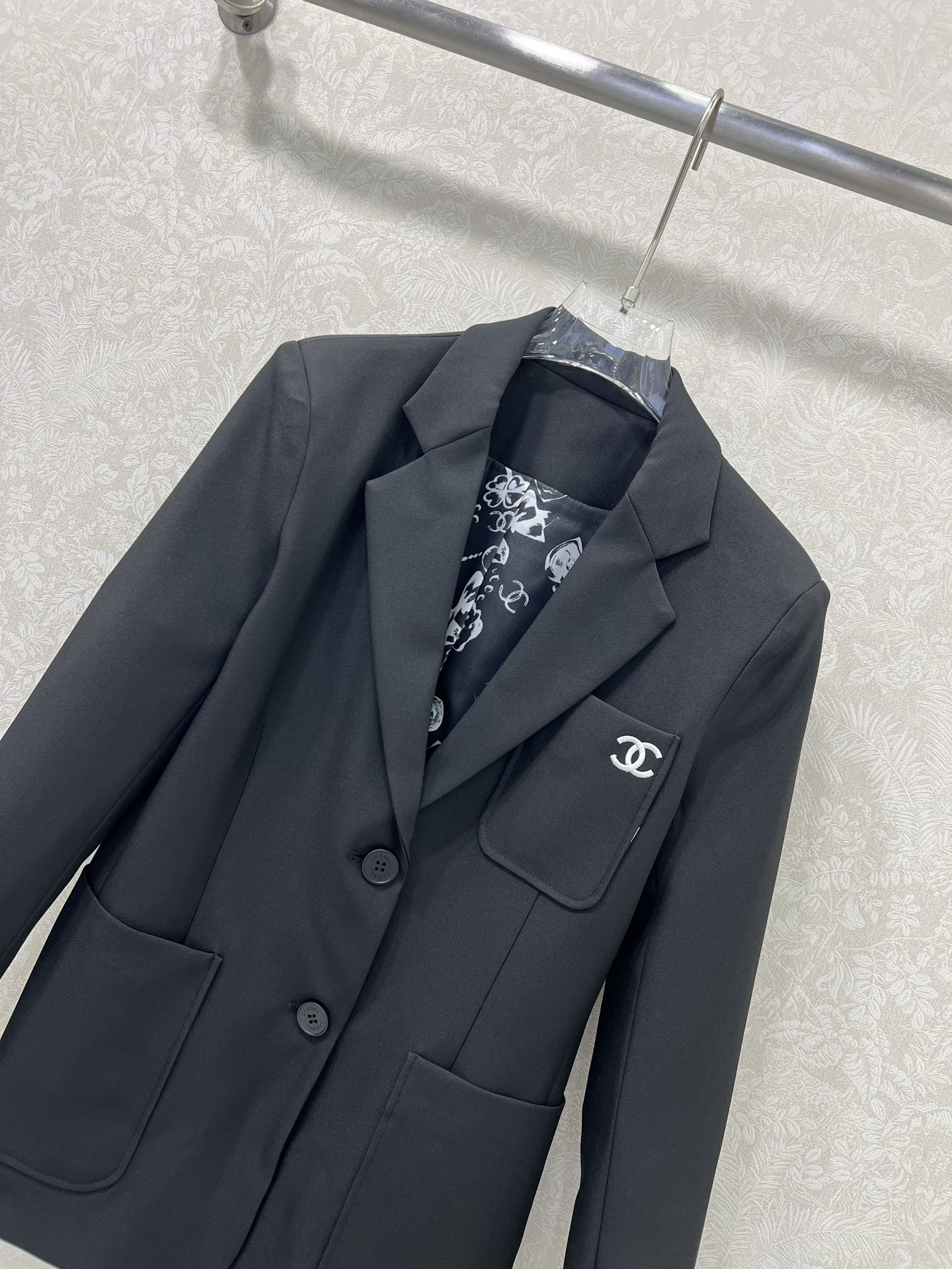 🔥🔥chan*l 25新款西装外套 西服面料挺度质感都在线 胸前口袋双c logo装饰 内衬撞色珠宝花朵
