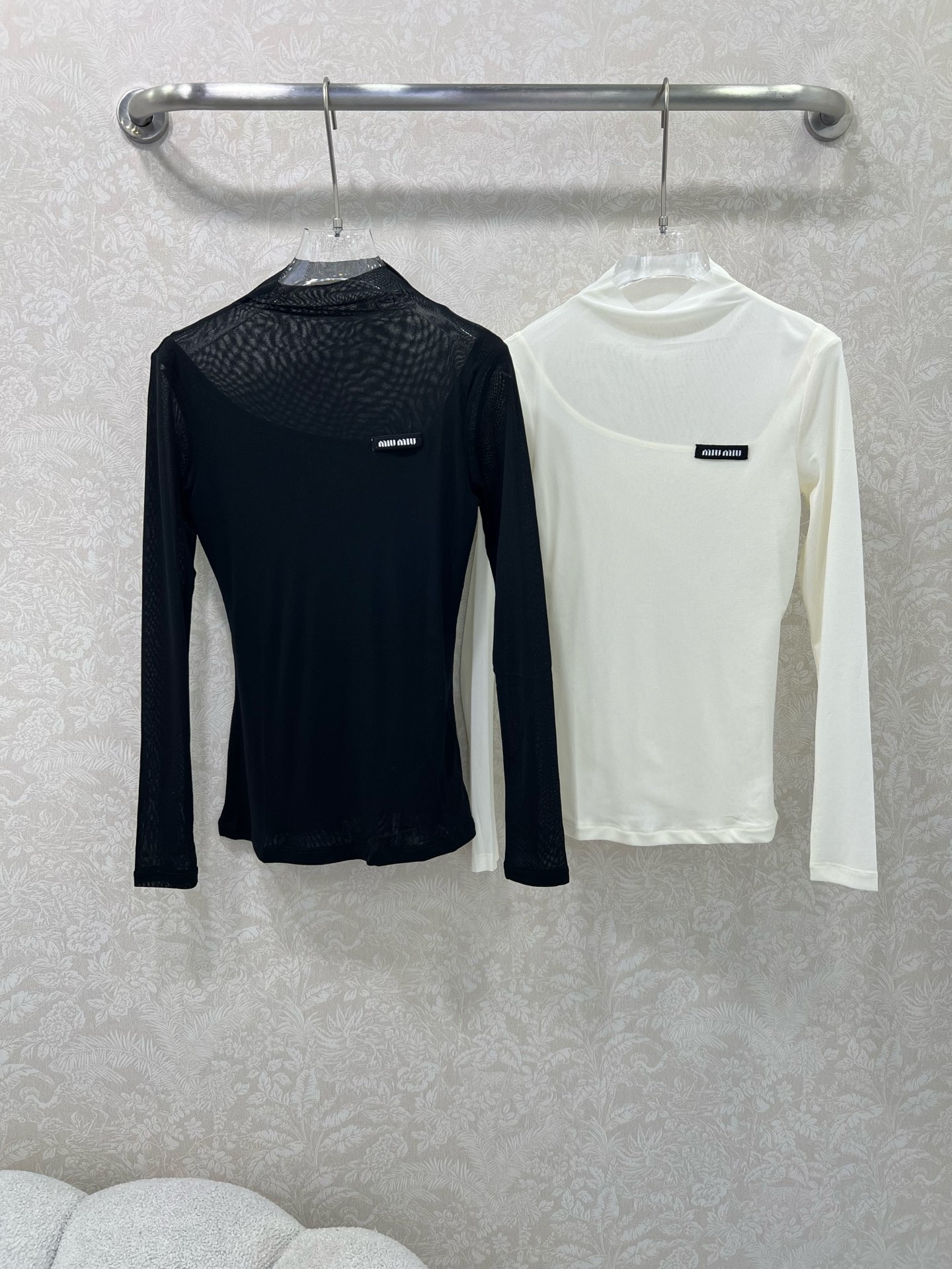 🔥🔥miumi*25新款网纱打底 微微堆领打底上衣  胸前经典logo贴标 网纱面料柔软亲肤 前片双层不