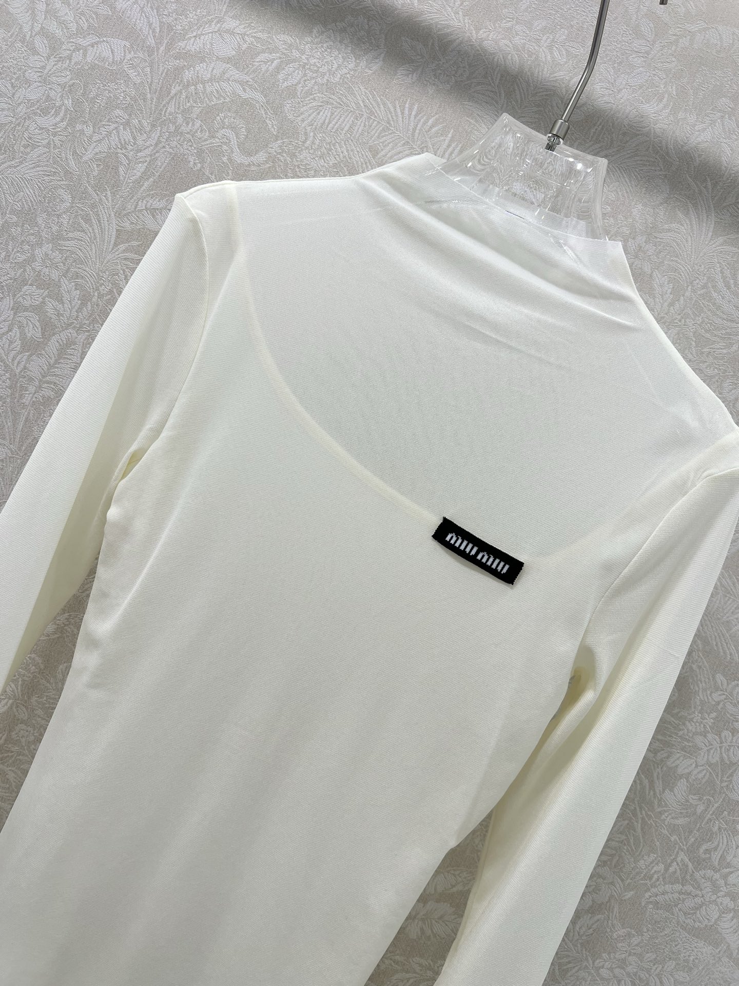 🔥🔥miumi*25新款网纱打底 微微堆领打底上衣  胸前经典logo贴标 网纱面料柔软亲肤 前片双层不